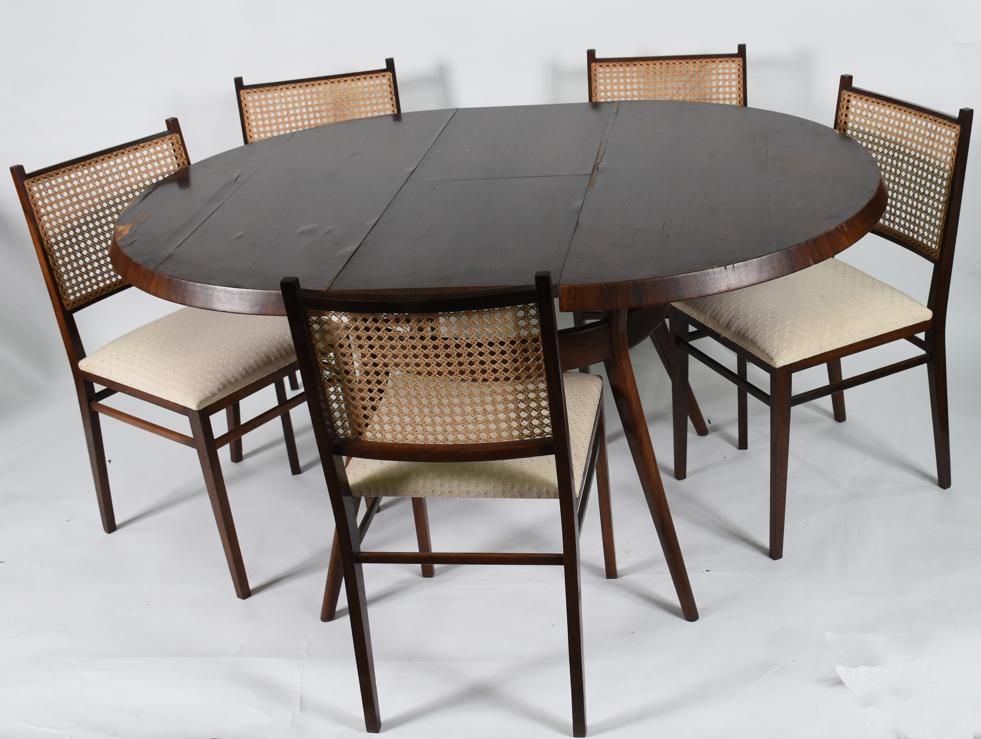 Mesa de jantar com tampo folheado e tábua extensora (faltando algumas... - foto 1 de 7