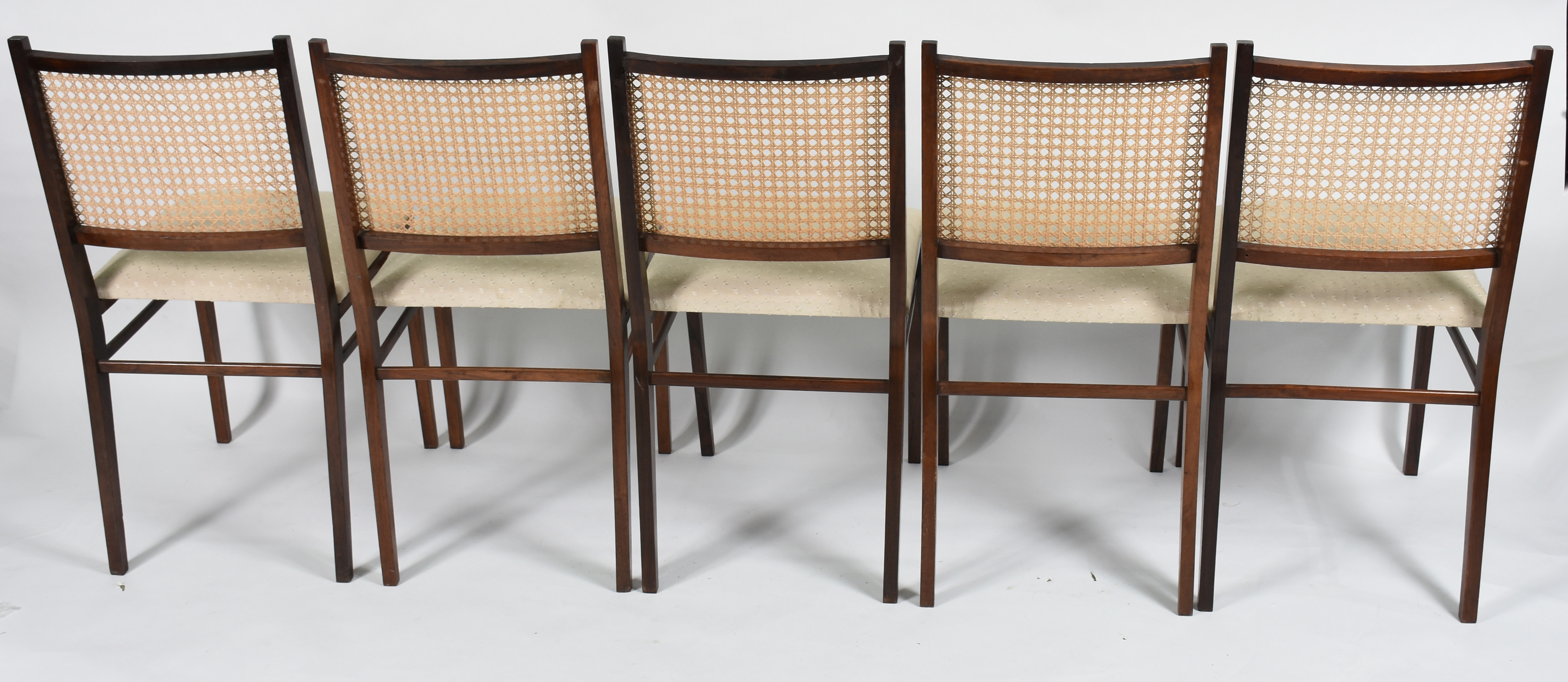 Mesa de jantar com tampo folheado e tábua extensora (faltando algumas... - foto 6 de 7