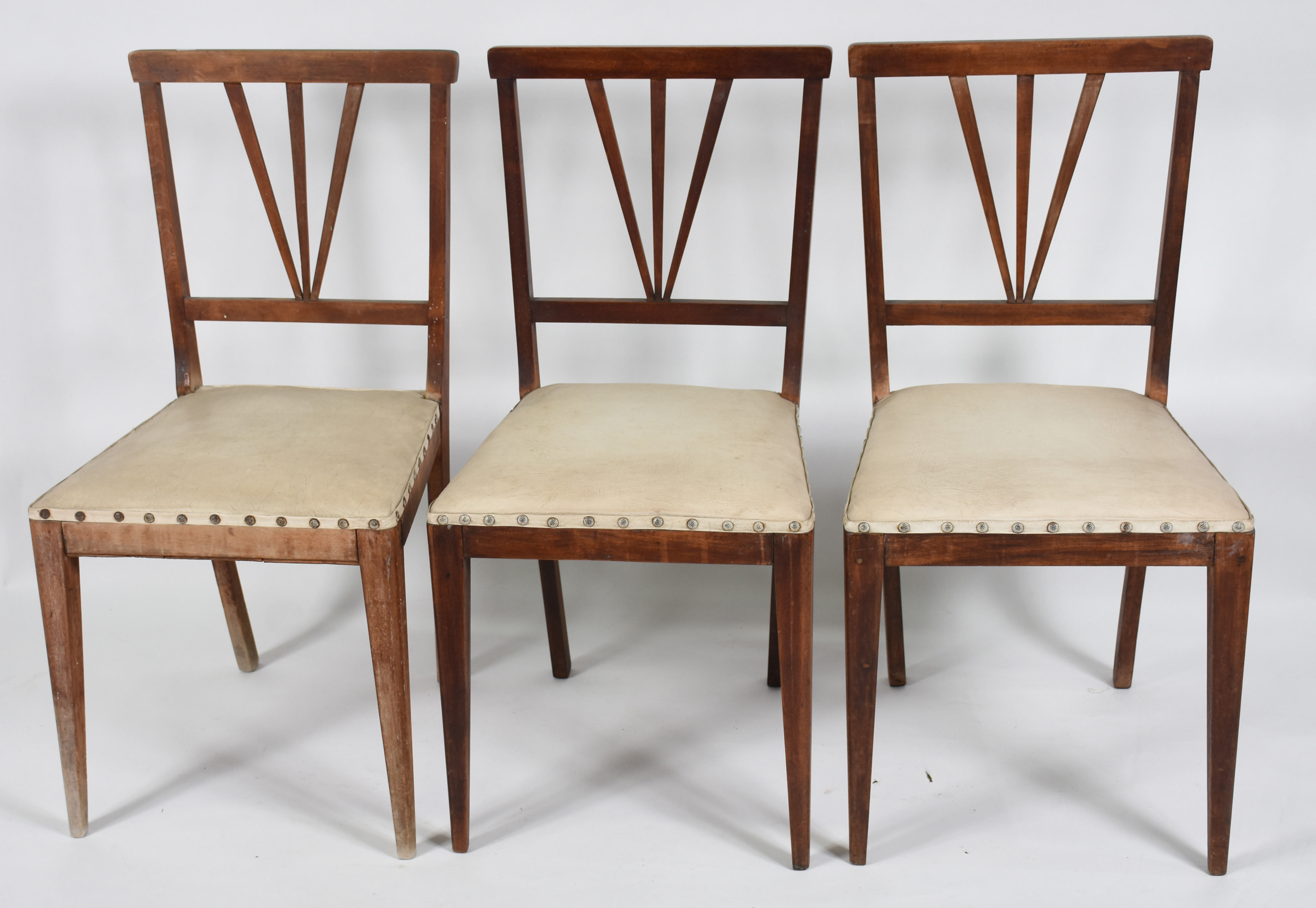 Três cadeiras com assento estofado. - foto 1 de 5