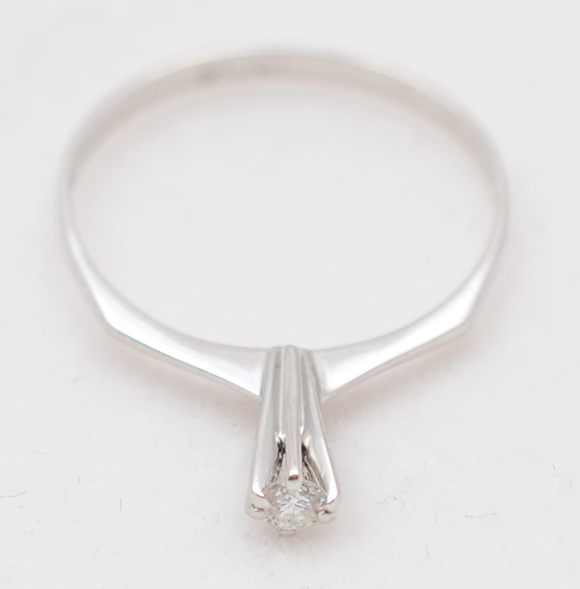 Anel solitário de ouro branco com aproximadamente 0.10 ct de... - foto 2 de 2