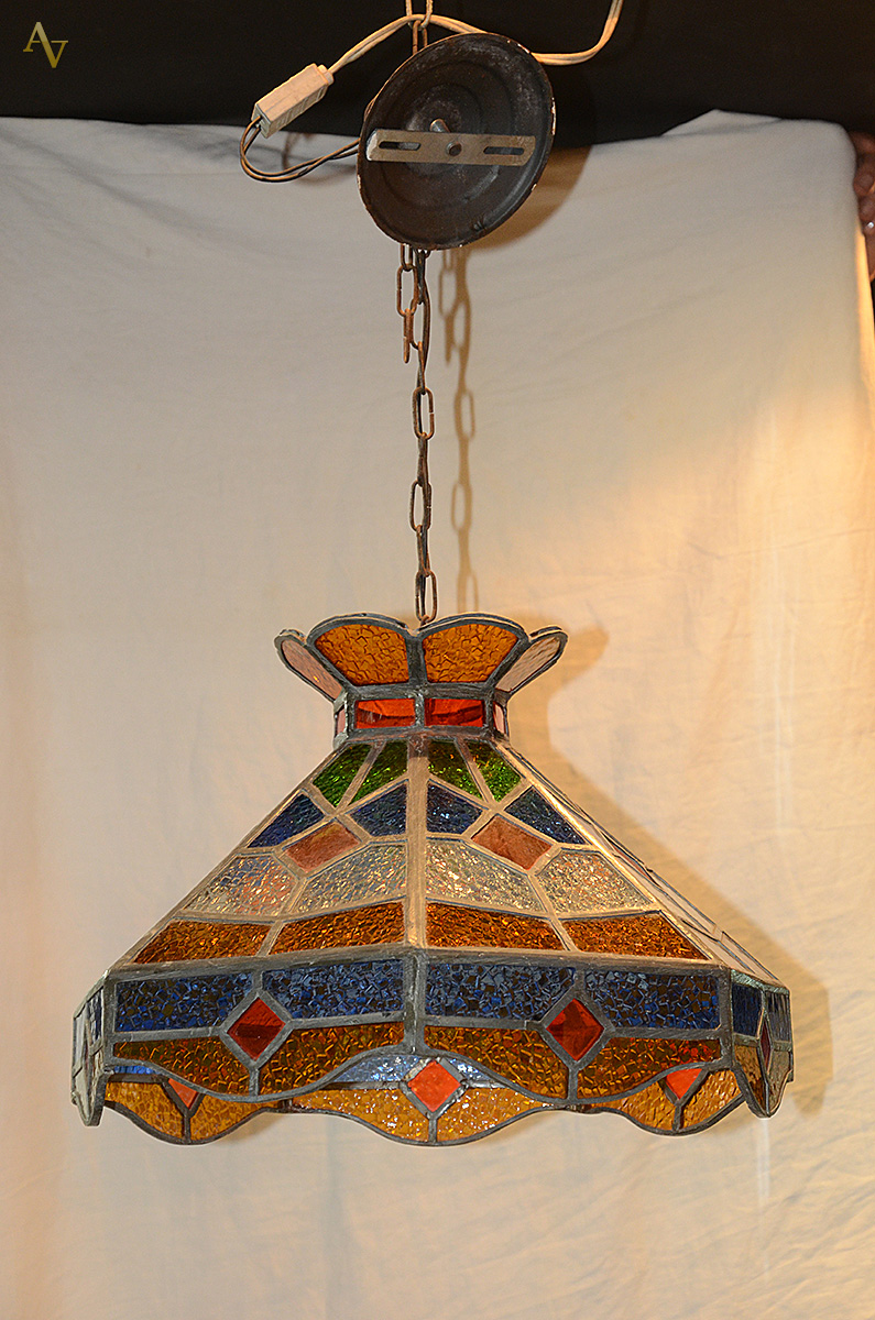 Lustre em placas de vidro colorido. Altura 31 cm.