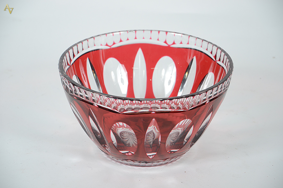 Bowl de cristal francês doublé lapidado na cor rubi. ALtura 12 cm e...