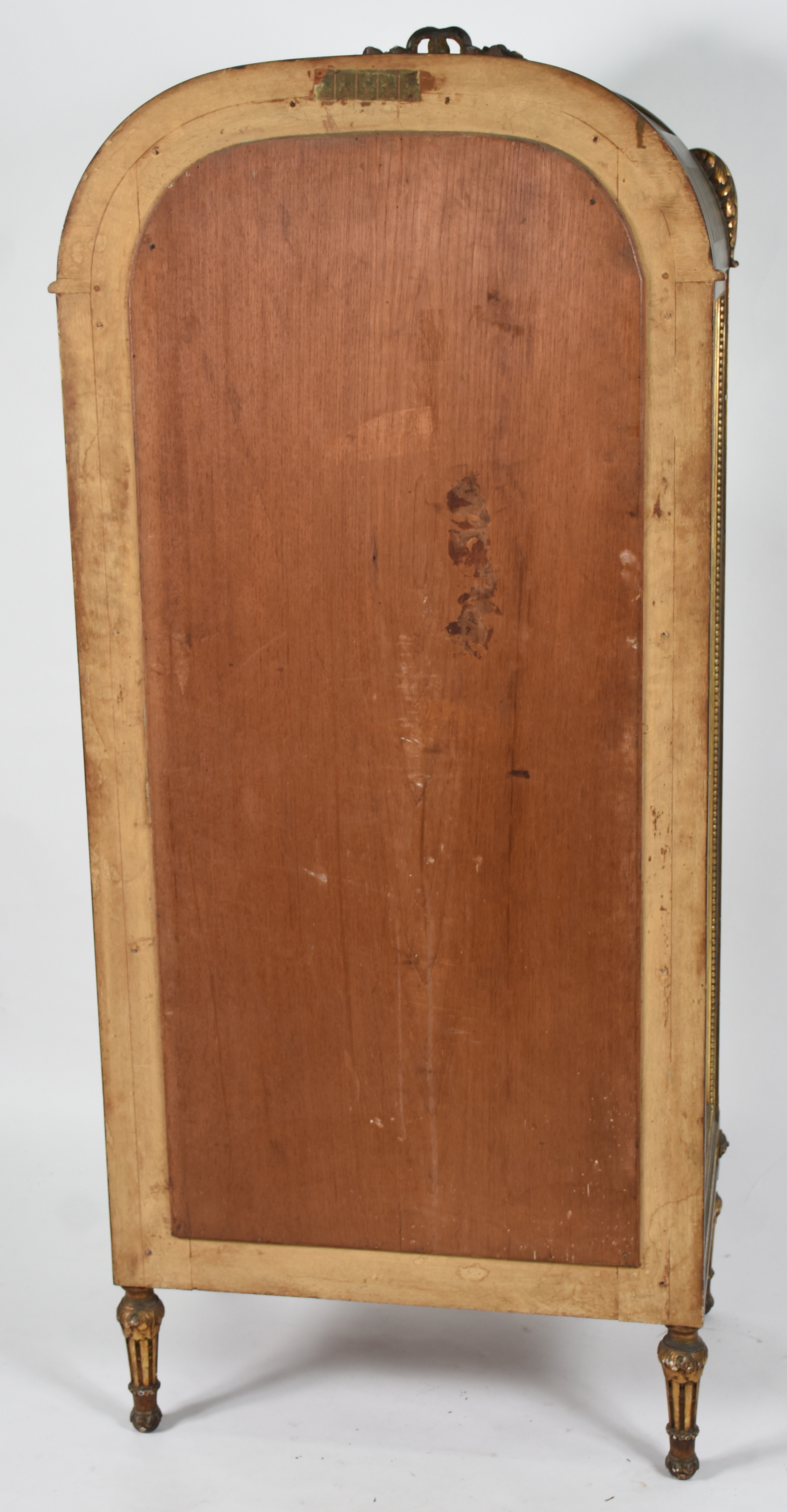 Vitrine de madeira Dourada estilo frances, encimada por guirlandas... - foto 2 de 4