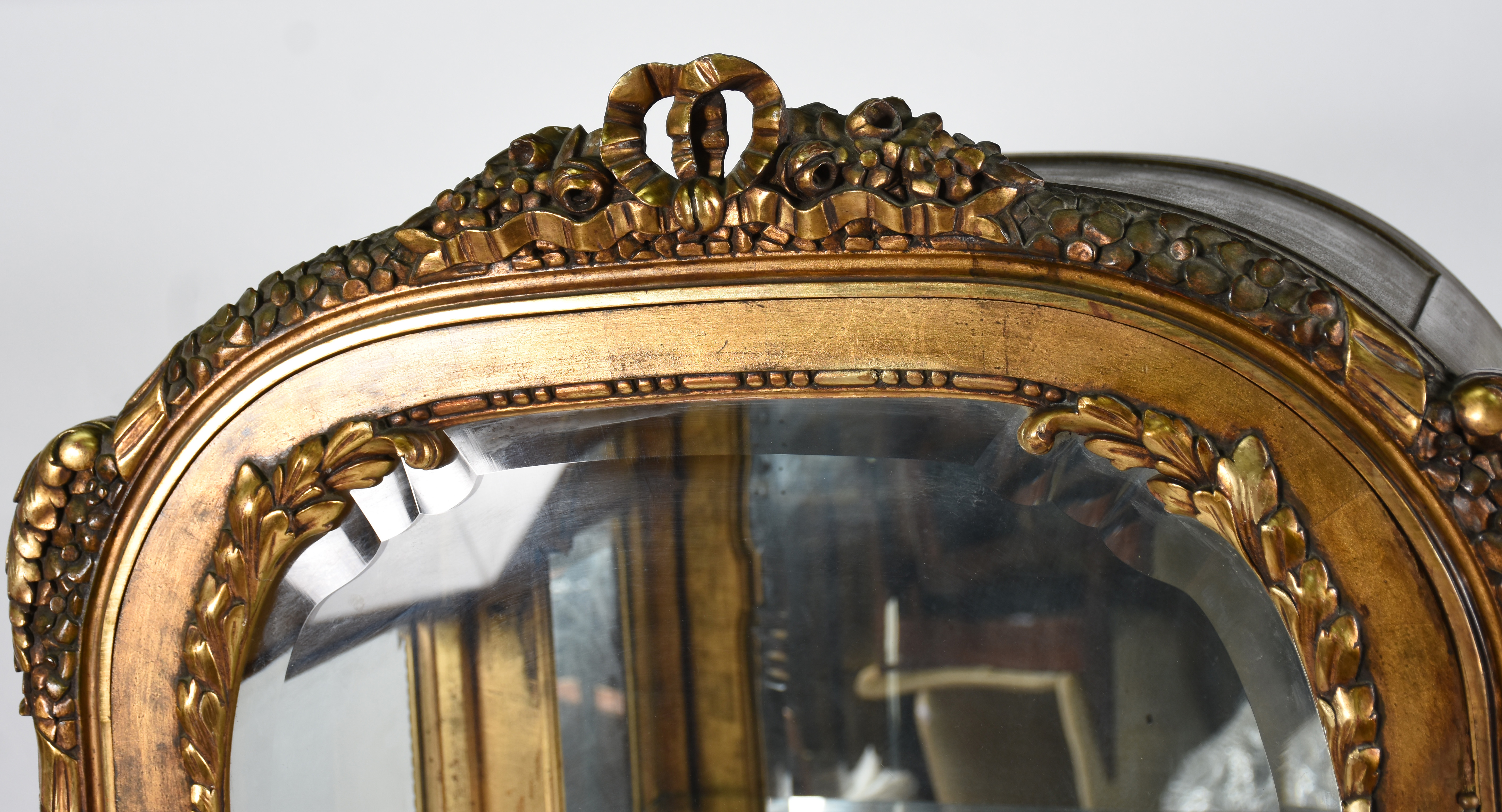 Vitrine de madeira Dourada estilo frances, encimada por guirlandas... - foto 3 de 4