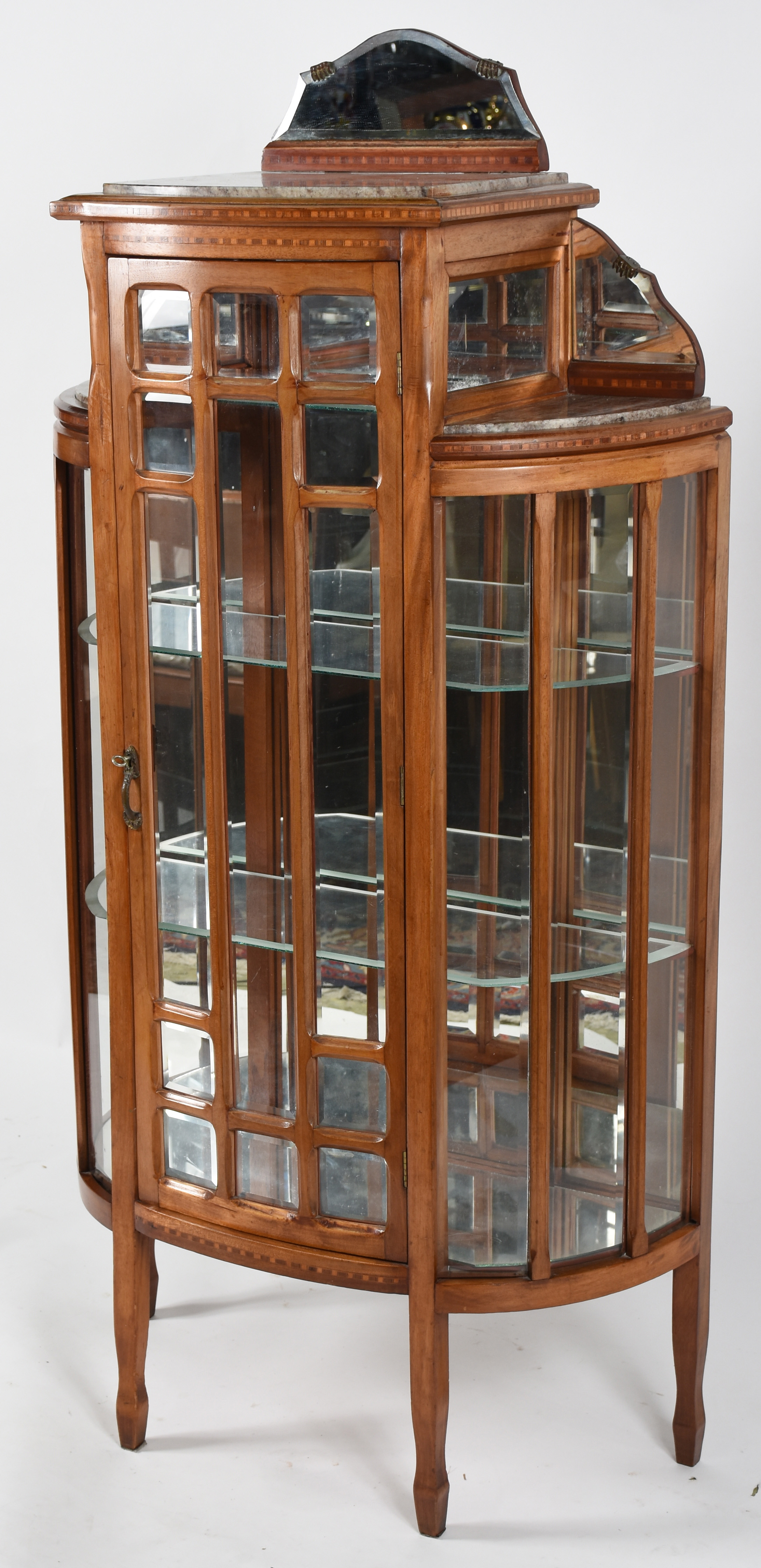 Vitrine de madeira com fundo espelhado e prateleiras de vidro. - foto 1 de 4