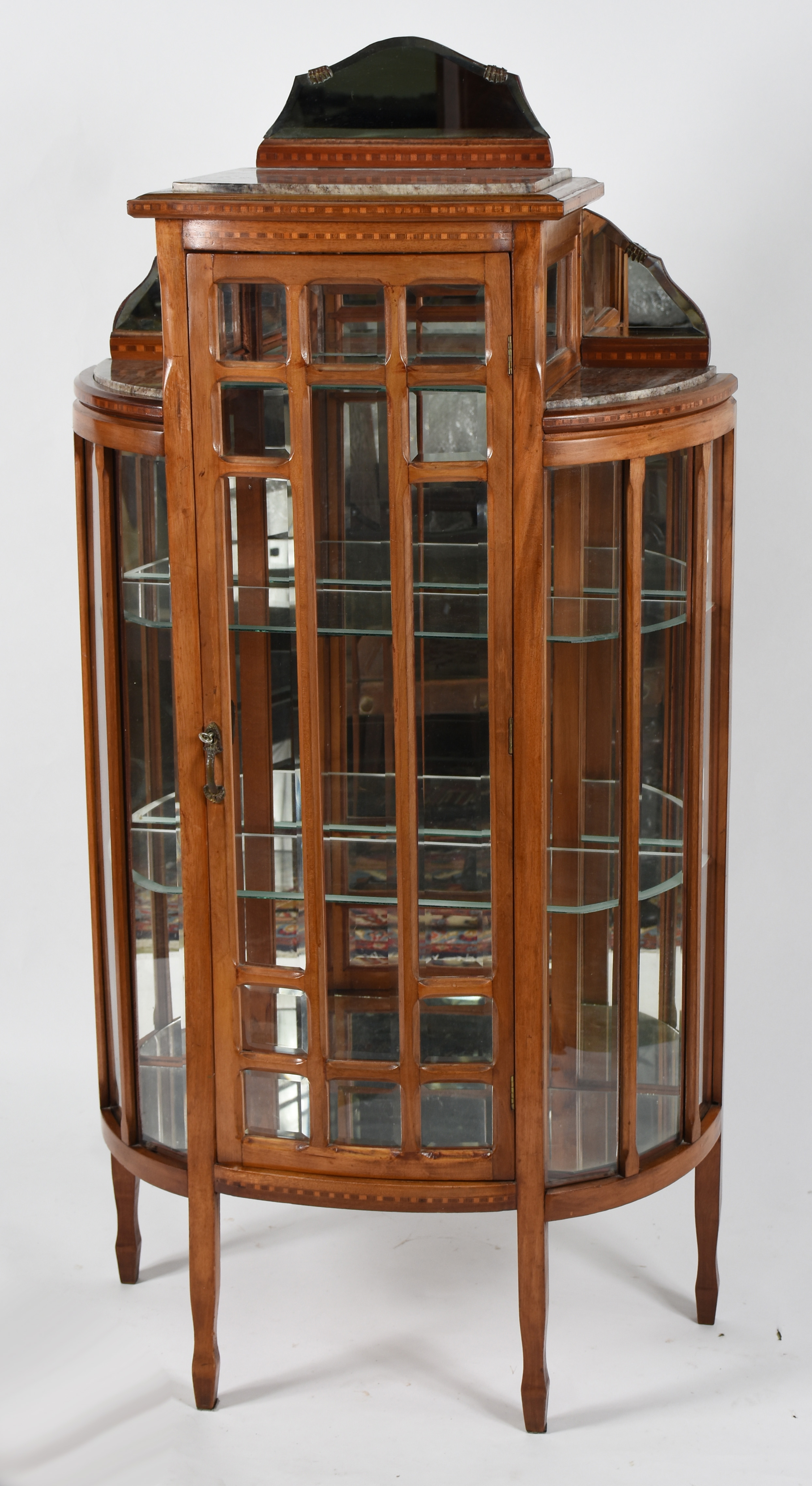 Vitrine de madeira com fundo espelhado e prateleiras de vidro. - foto 2 de 4