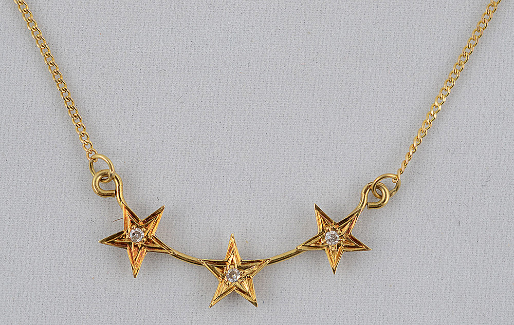 Colar de ouro amarelo 18 k com pendentes em forma de três estrelas... - foto 1 de 2