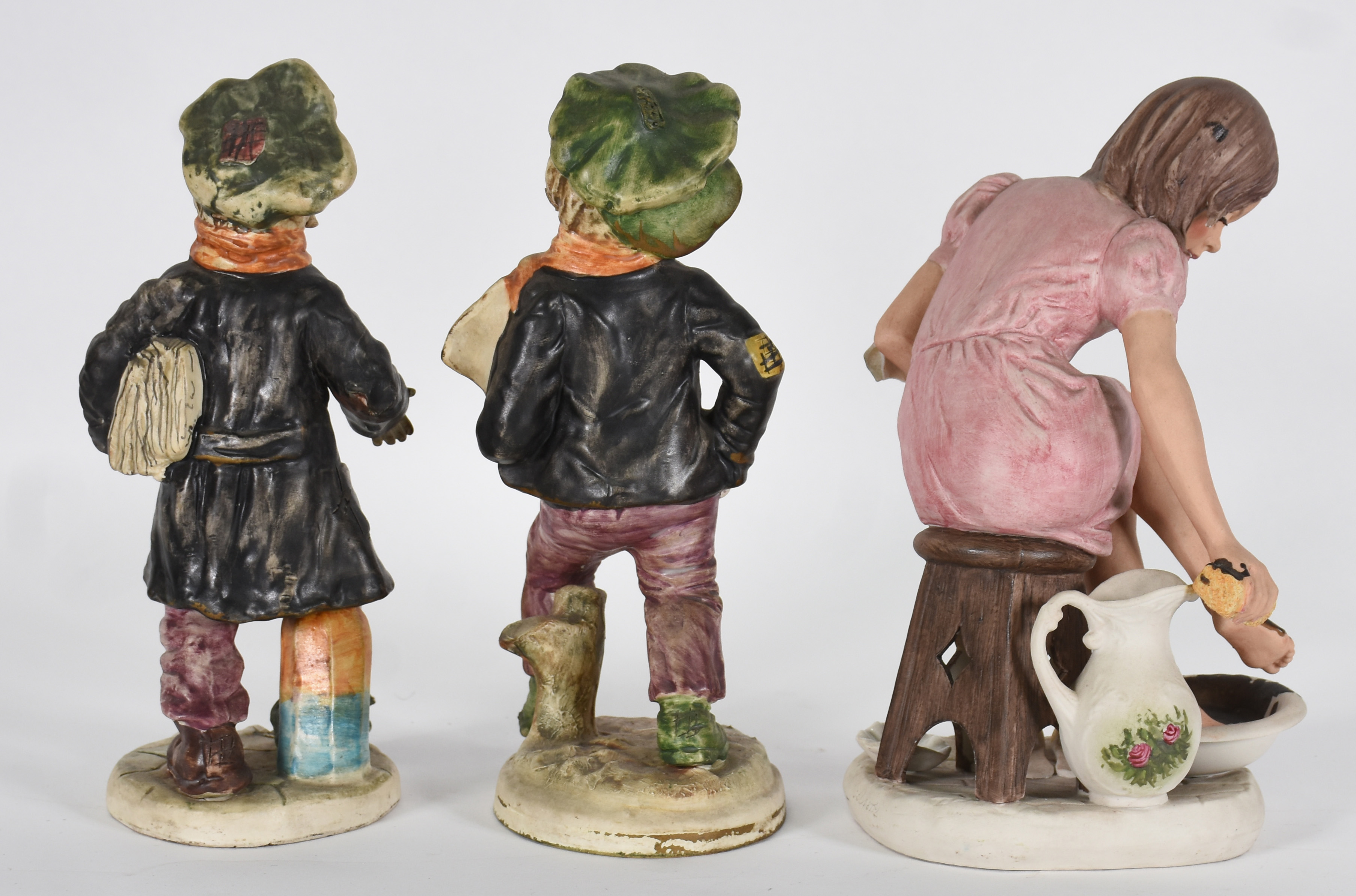 Três estatuetas , de porcelana sendo , 2 representando meninos e 1... - foto 2 de 8