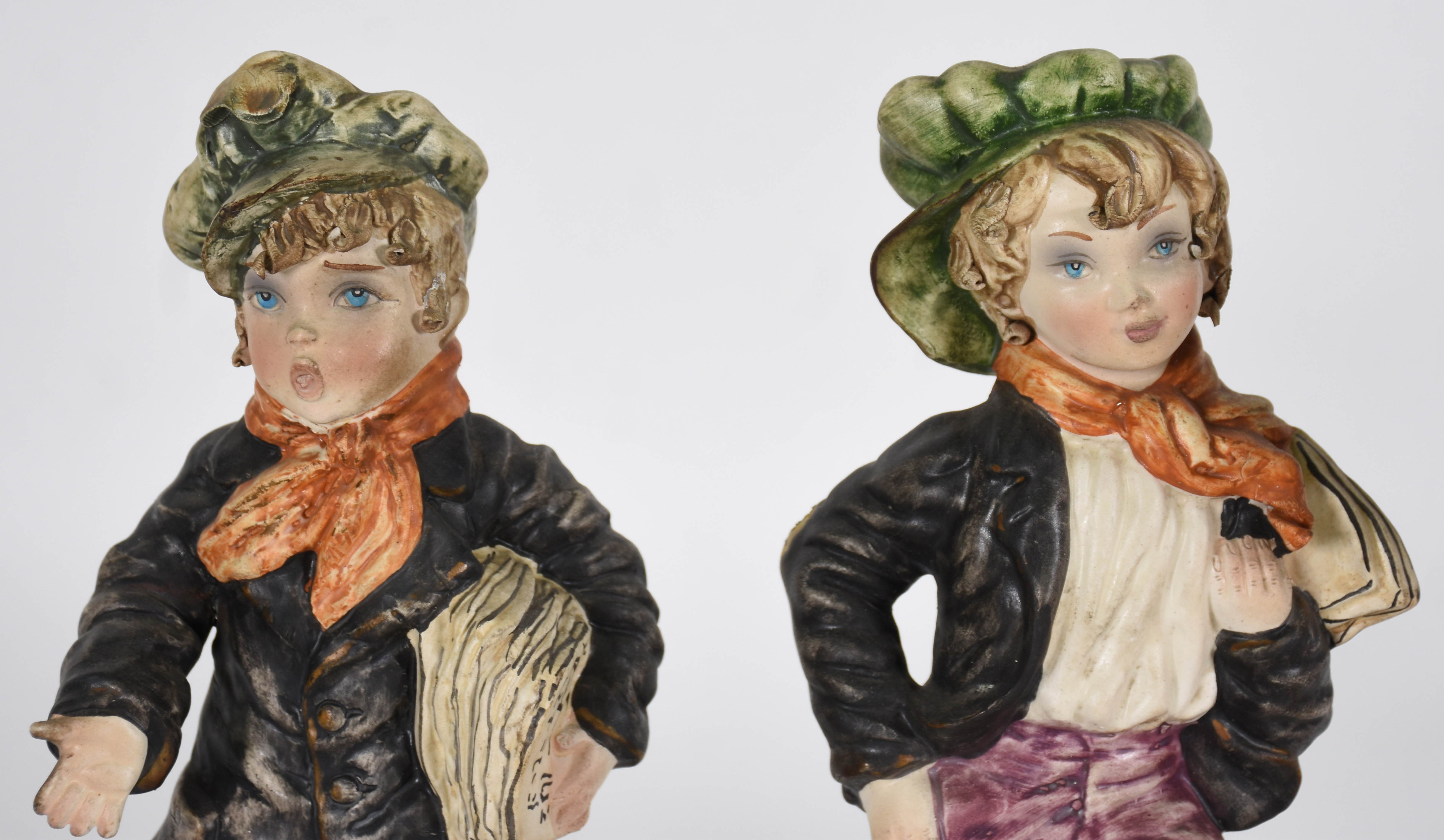 Três estatuetas , de porcelana sendo , 2 representando meninos e 1... - foto 5 de 8