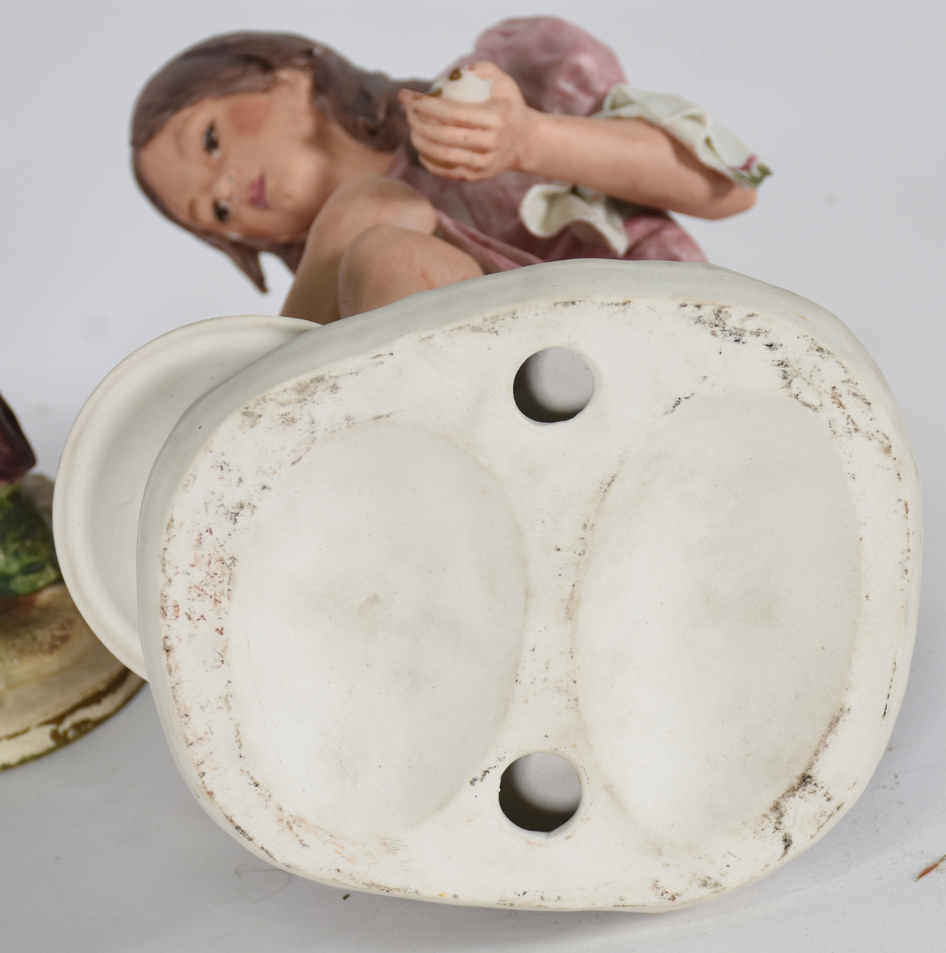 Três estatuetas , de porcelana sendo , 2 representando meninos e 1... - foto 6 de 8