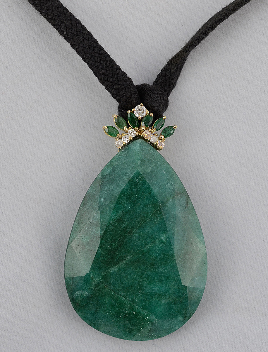 Esmeralda feitio pera de 270 ct, com aplique de ouro 18 k, navettes... - foto 1 de 2