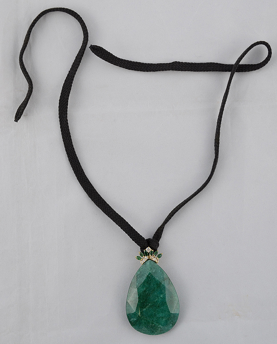 Esmeralda feitio pera de 270 ct, com aplique de ouro 18 k, navettes... - foto 2 de 2