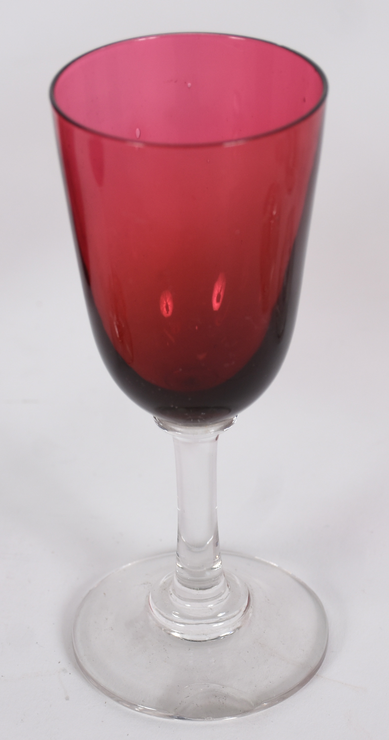 Licoreira de cristal rubi com cachos de uvas lavradas e 7 cálices... - foto 2 de 3