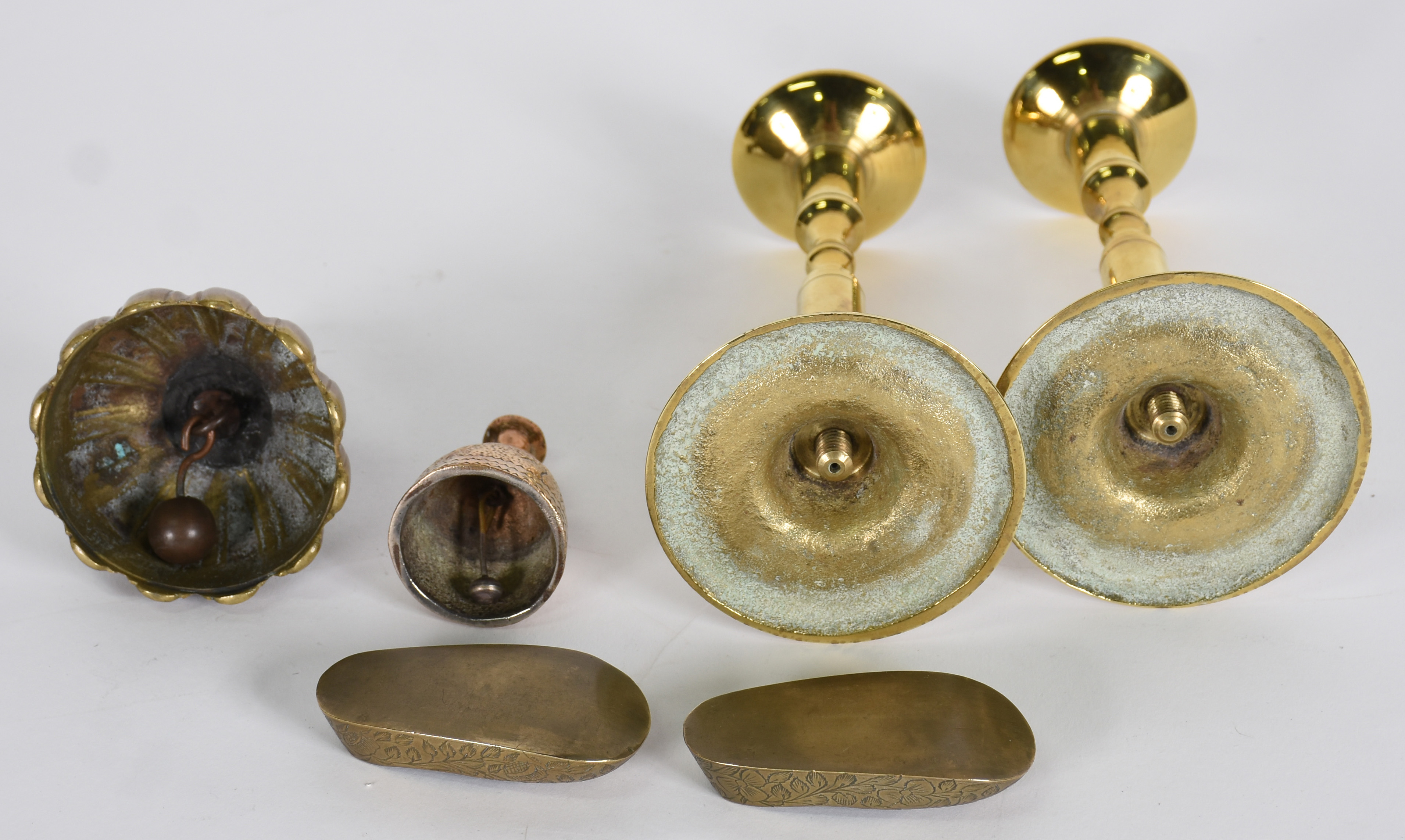 Seis peças em metal dourado : Par de castiçais , 2 sinetas , par de... - foto 3 de 4