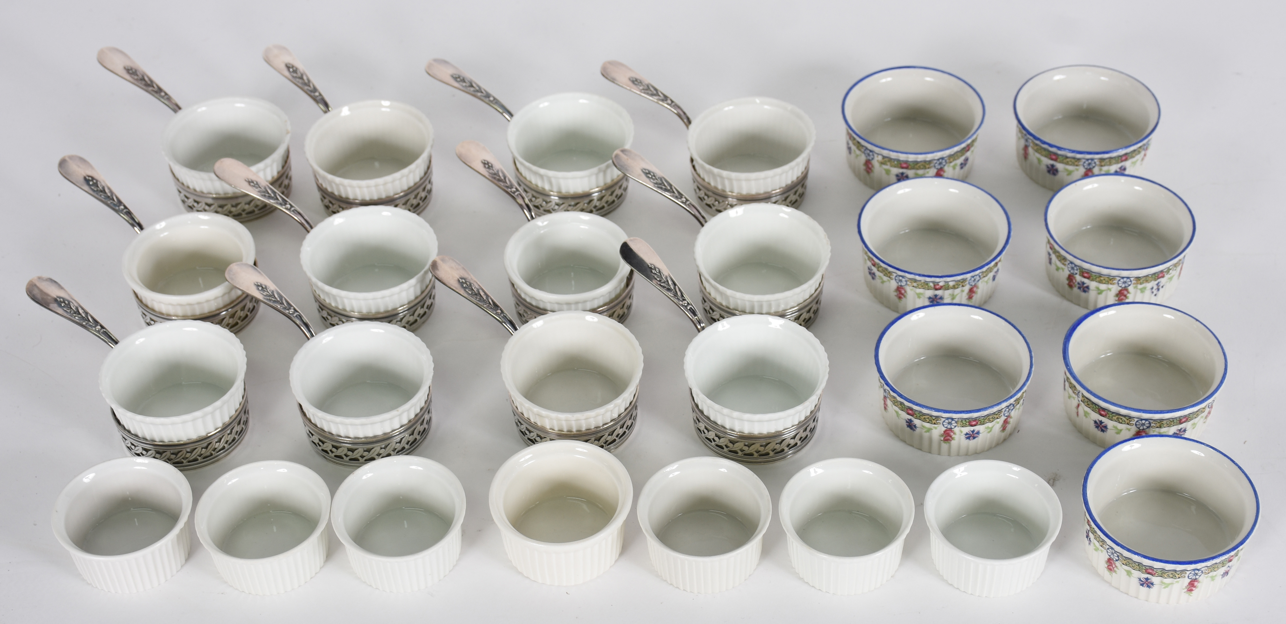 CHRISTOFLE - Conjunto com 13 cremeiras de porcelana com base de metal... - foto 1 de 6