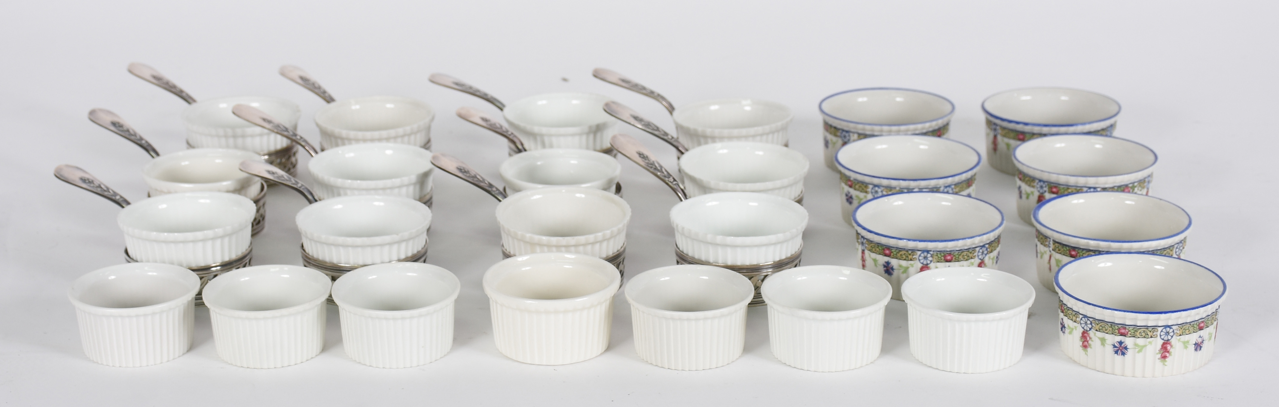 CHRISTOFLE - Conjunto com 13 cremeiras de porcelana com base de metal... - foto 2 de 6