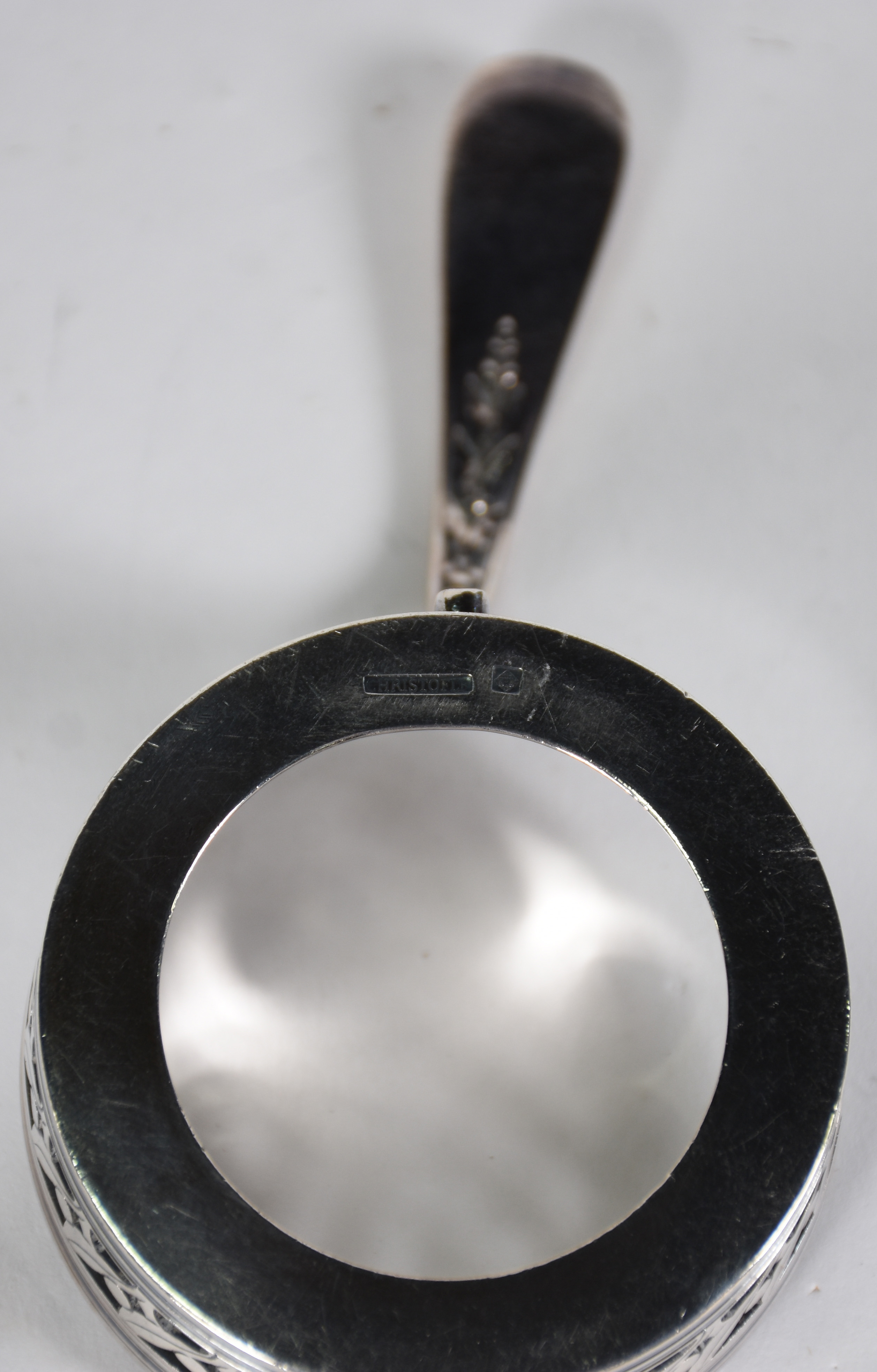 CHRISTOFLE - Conjunto com 13 cremeiras de porcelana com base de metal... - foto 3 de 6