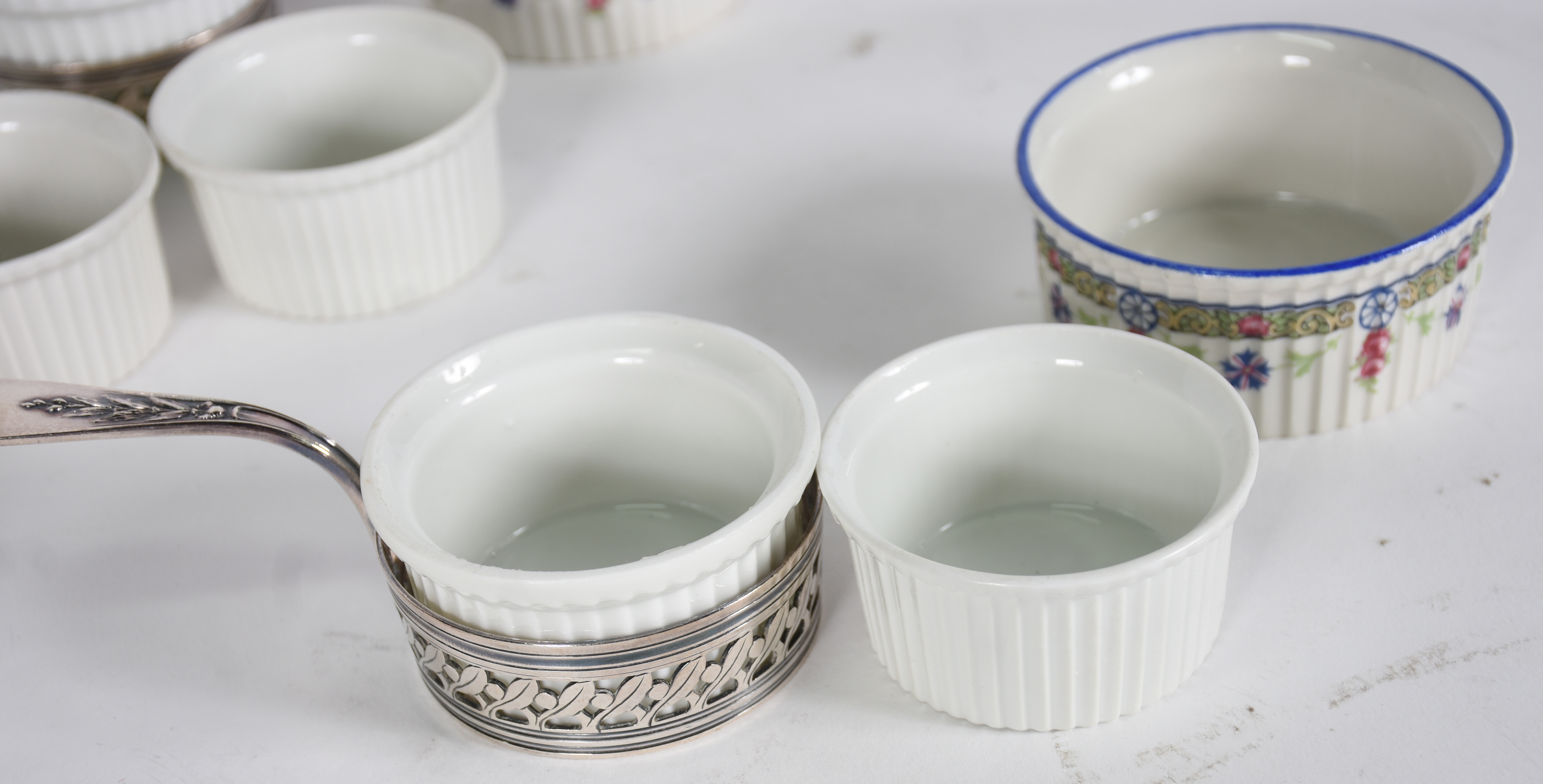 CHRISTOFLE - Conjunto com 13 cremeiras de porcelana com base de metal... - foto 4 de 6