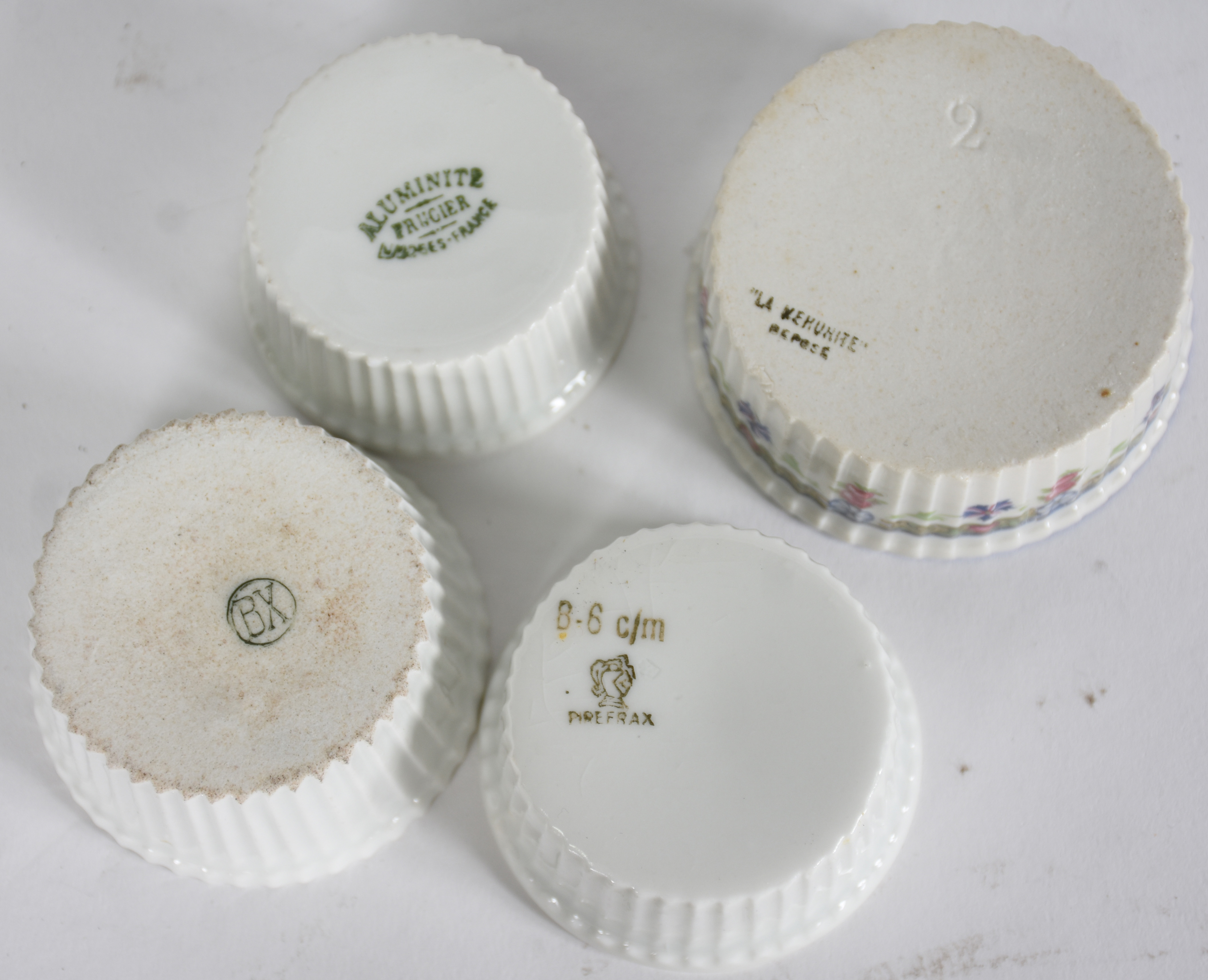 CHRISTOFLE - Conjunto com 13 cremeiras de porcelana com base de metal... - foto 5 de 6
