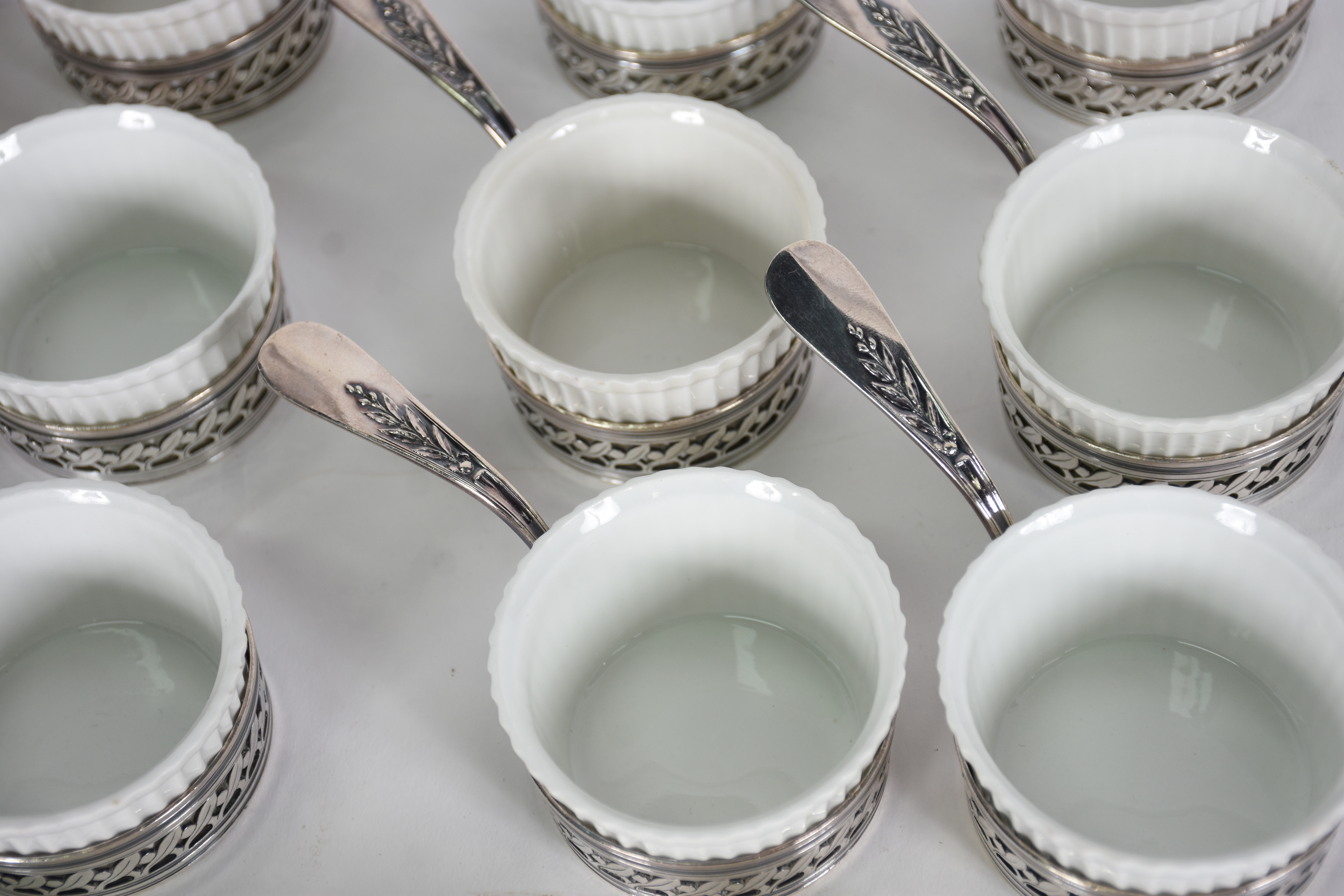 CHRISTOFLE - Conjunto com 13 cremeiras de porcelana com base de metal... - foto 6 de 6