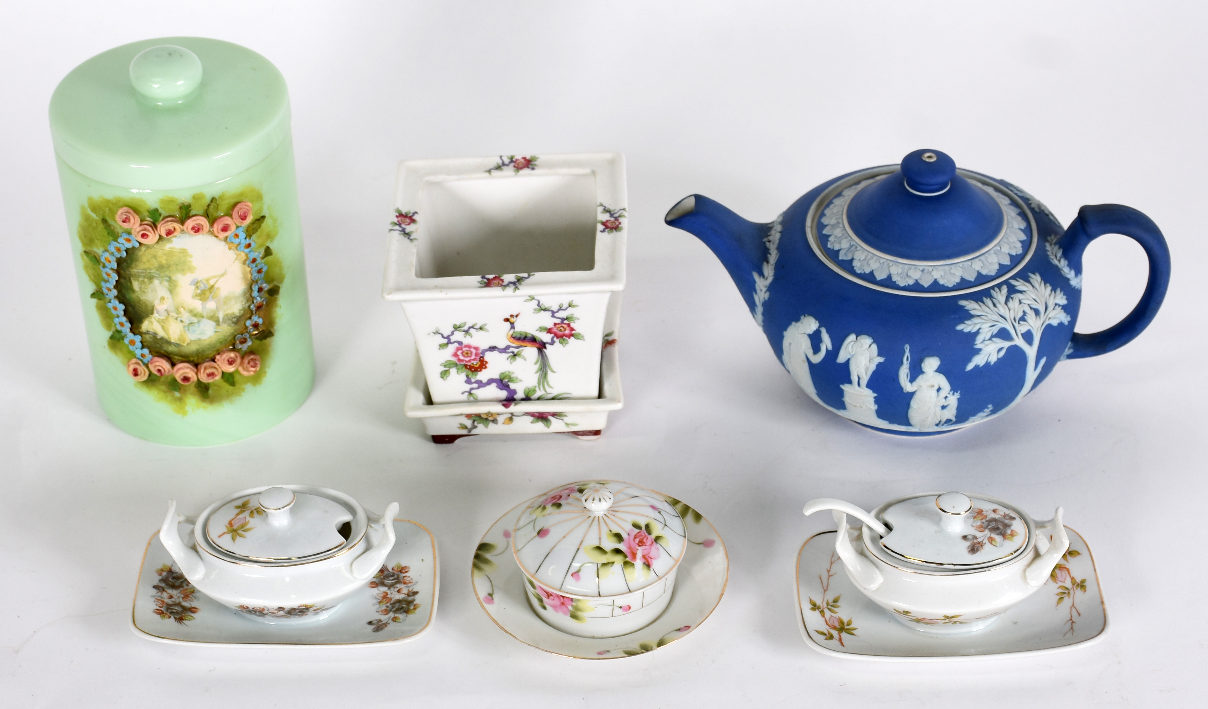 Diversas peças : Pote de opalina , 2 porta pimenta de porcelana com... - foto 1 de 8