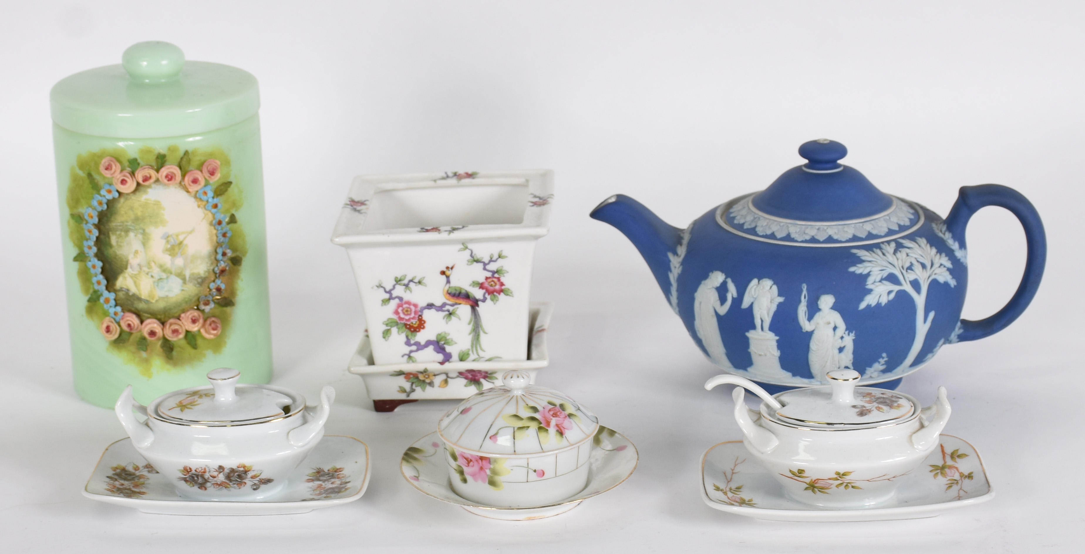 Diversas peças : Pote de opalina , 2 porta pimenta de porcelana com... - foto 2 de 8