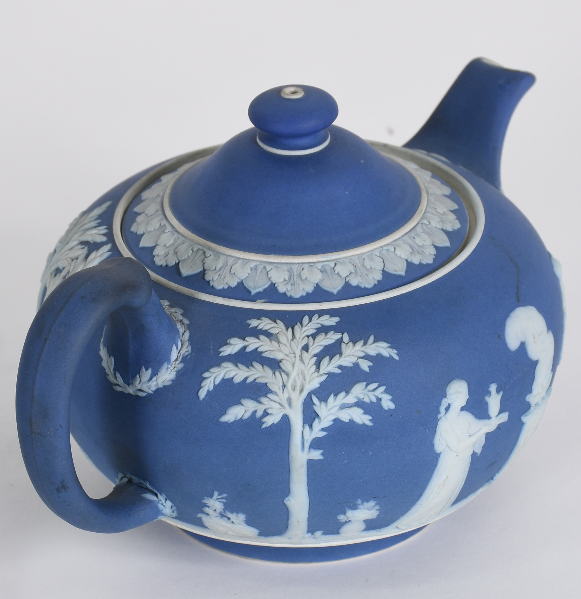 Diversas peças : Pote de opalina , 2 porta pimenta de porcelana com... - foto 3 de 8