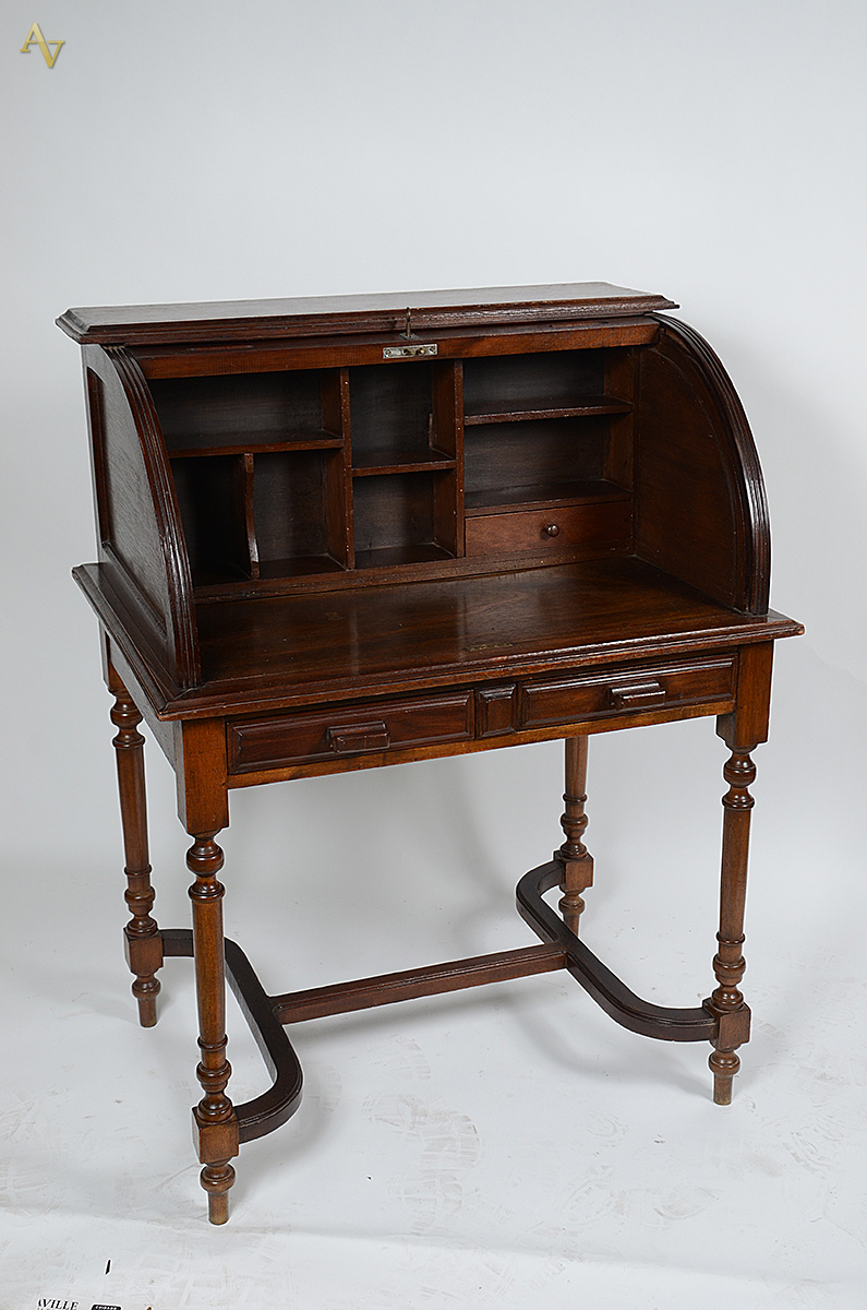 Escrivaninha de madeira nobre, pernas cilíndricas e tampo feitio... - foto 2 de 2