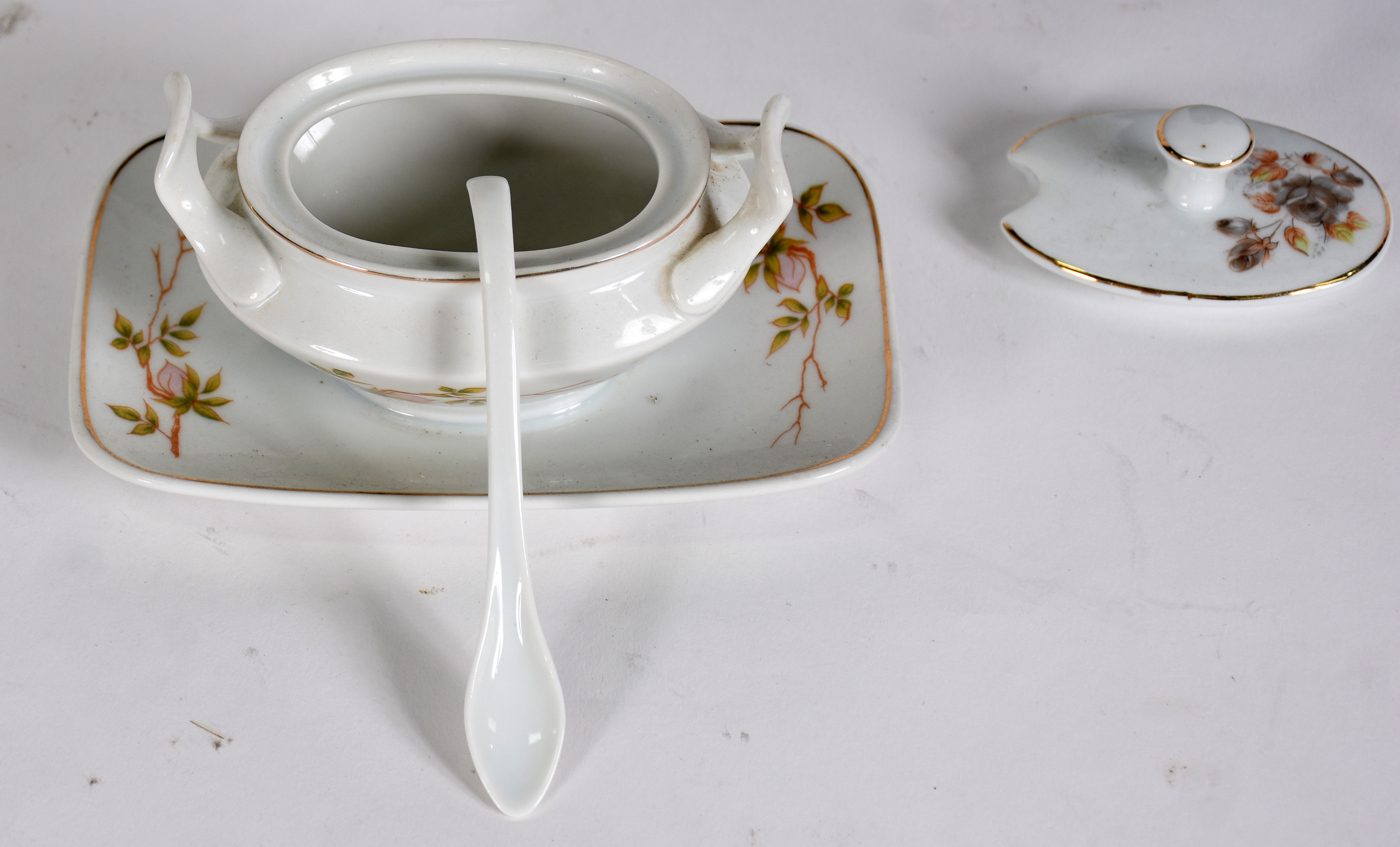 Diversas peças : Pote de opalina , 2 porta pimenta de porcelana com... - foto 4 de 8