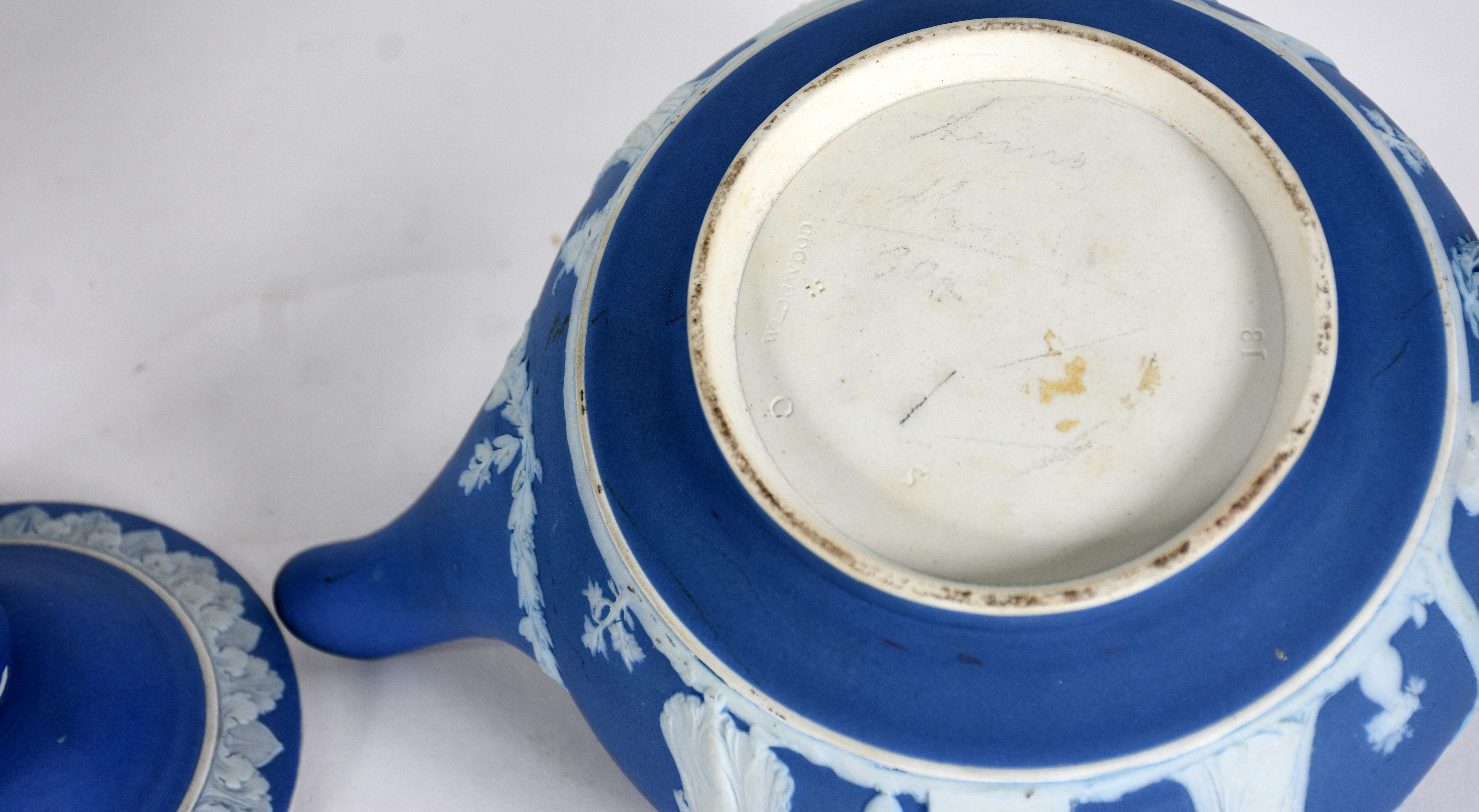 Diversas peças : Pote de opalina , 2 porta pimenta de porcelana com... - foto 7 de 8