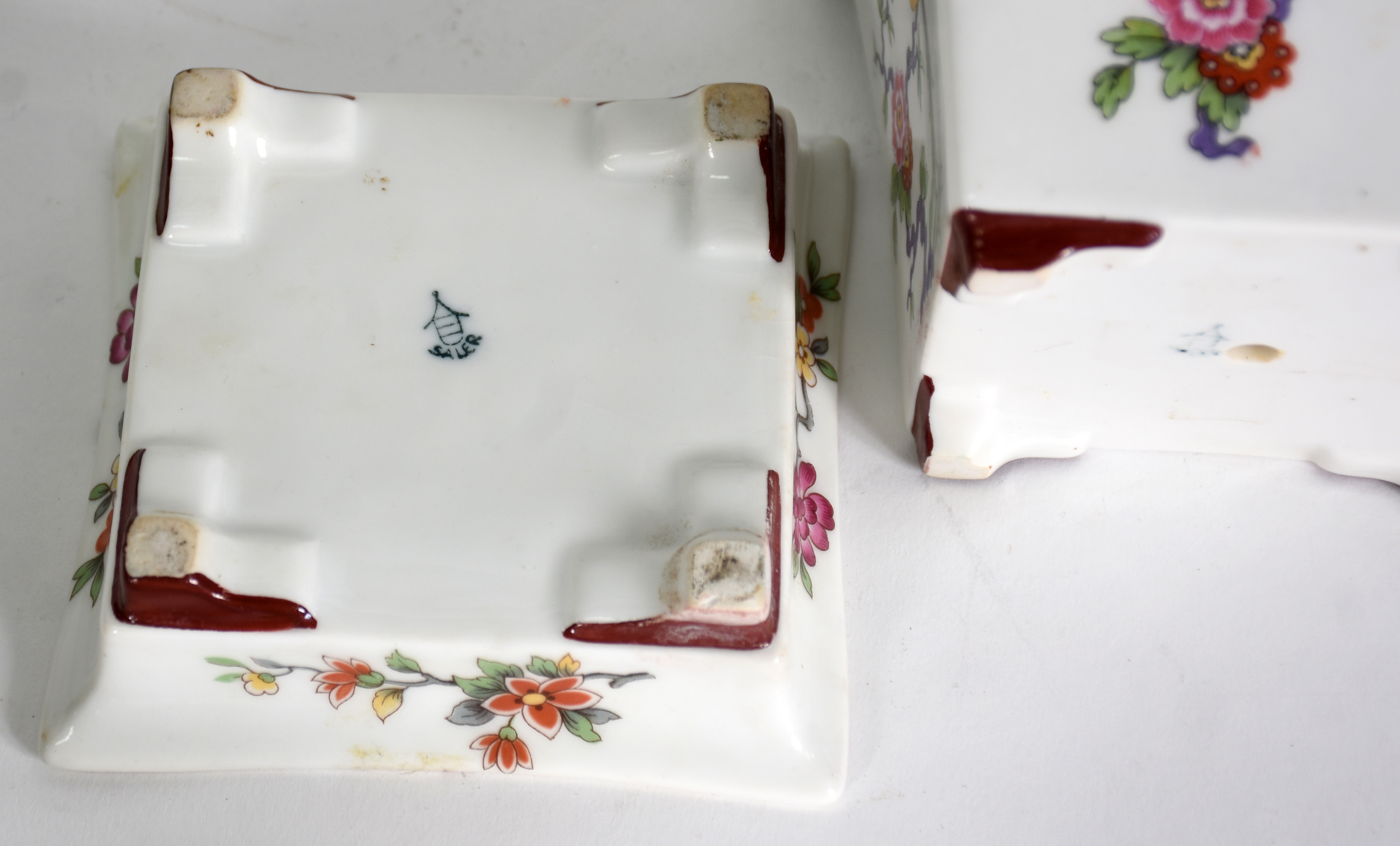 Diversas peças : Pote de opalina , 2 porta pimenta de porcelana com... - foto 8 de 8