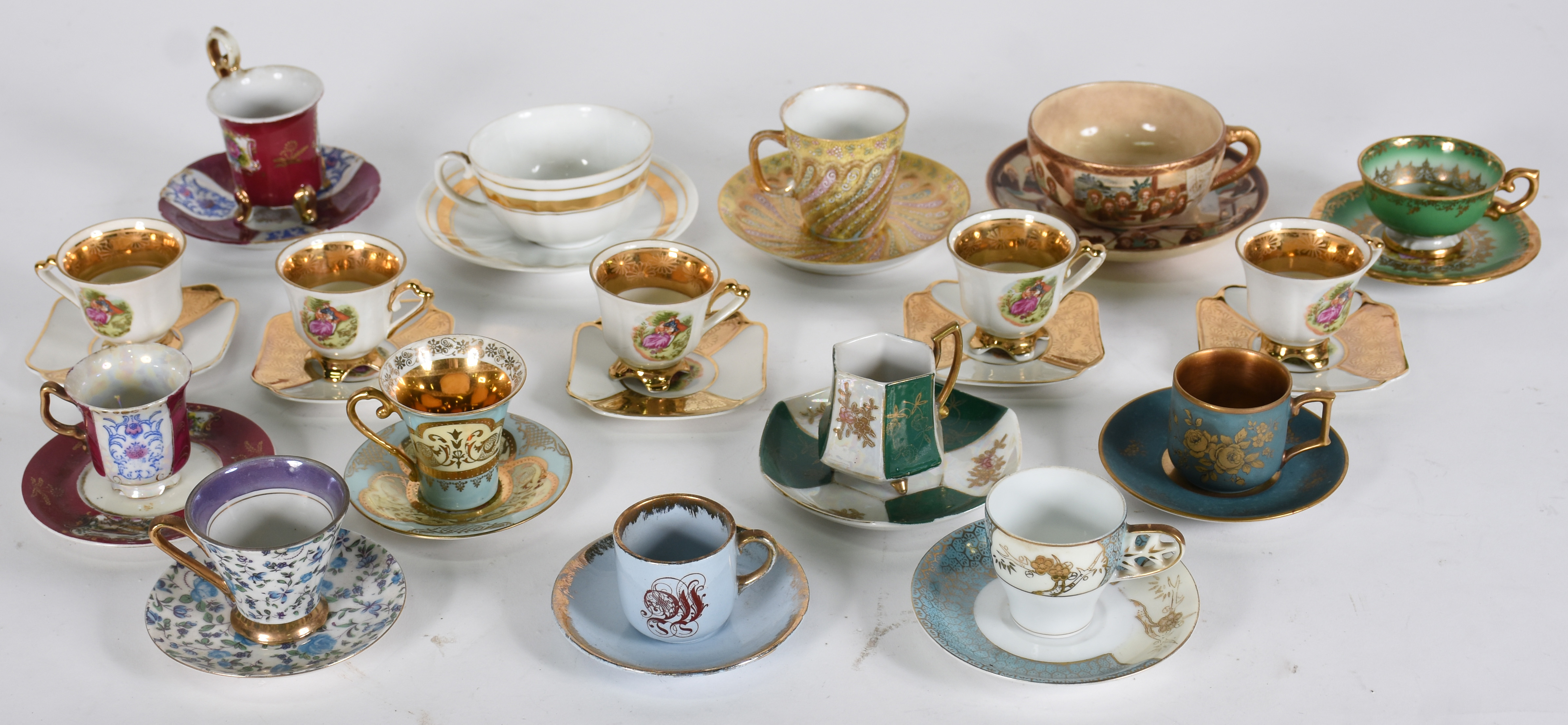 Dezessete xícaras de porcelana com pires , diversos modelos e... - foto 1 de 8