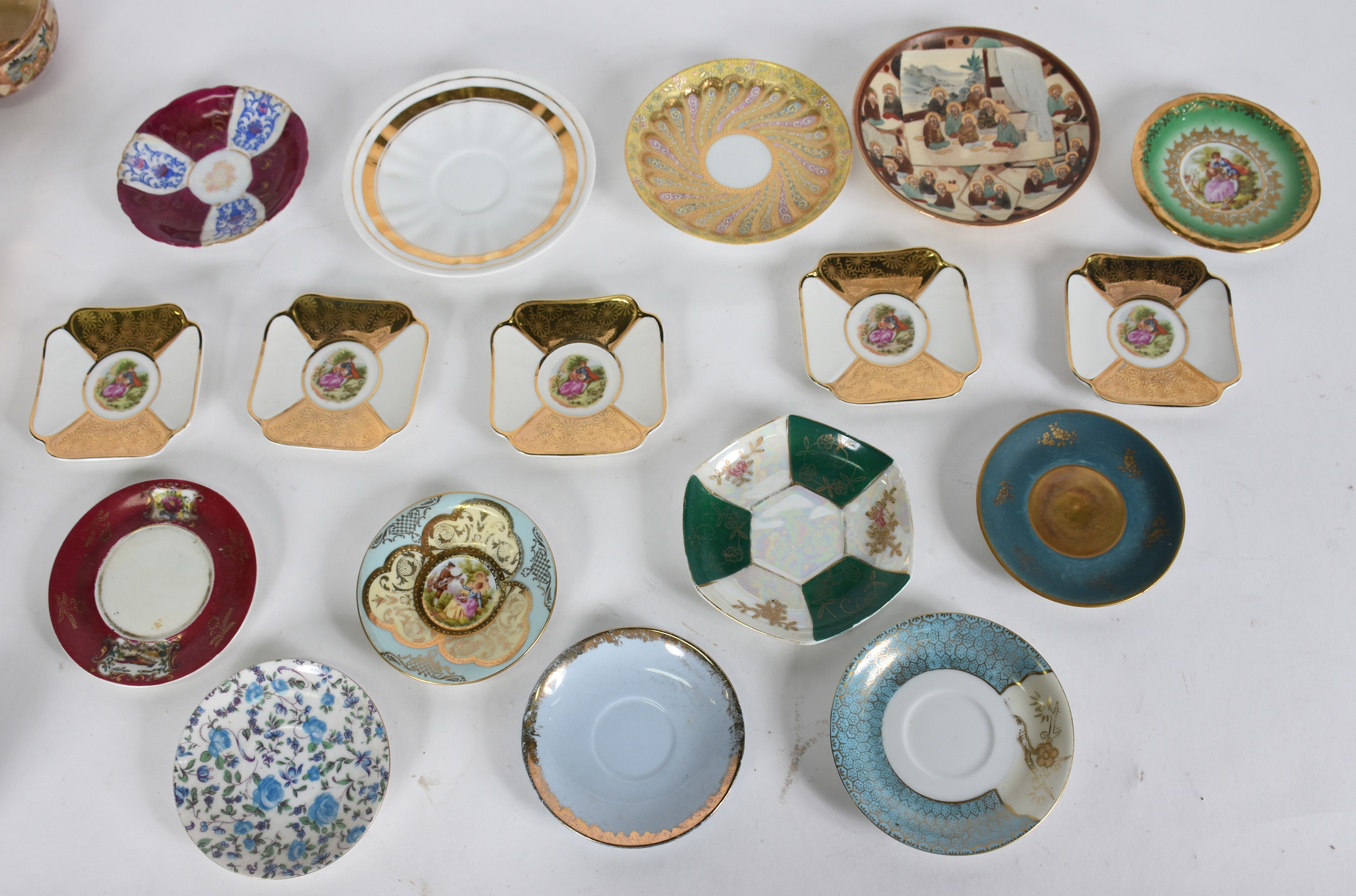 Dezessete xícaras de porcelana com pires , diversos modelos e... - foto 2 de 8