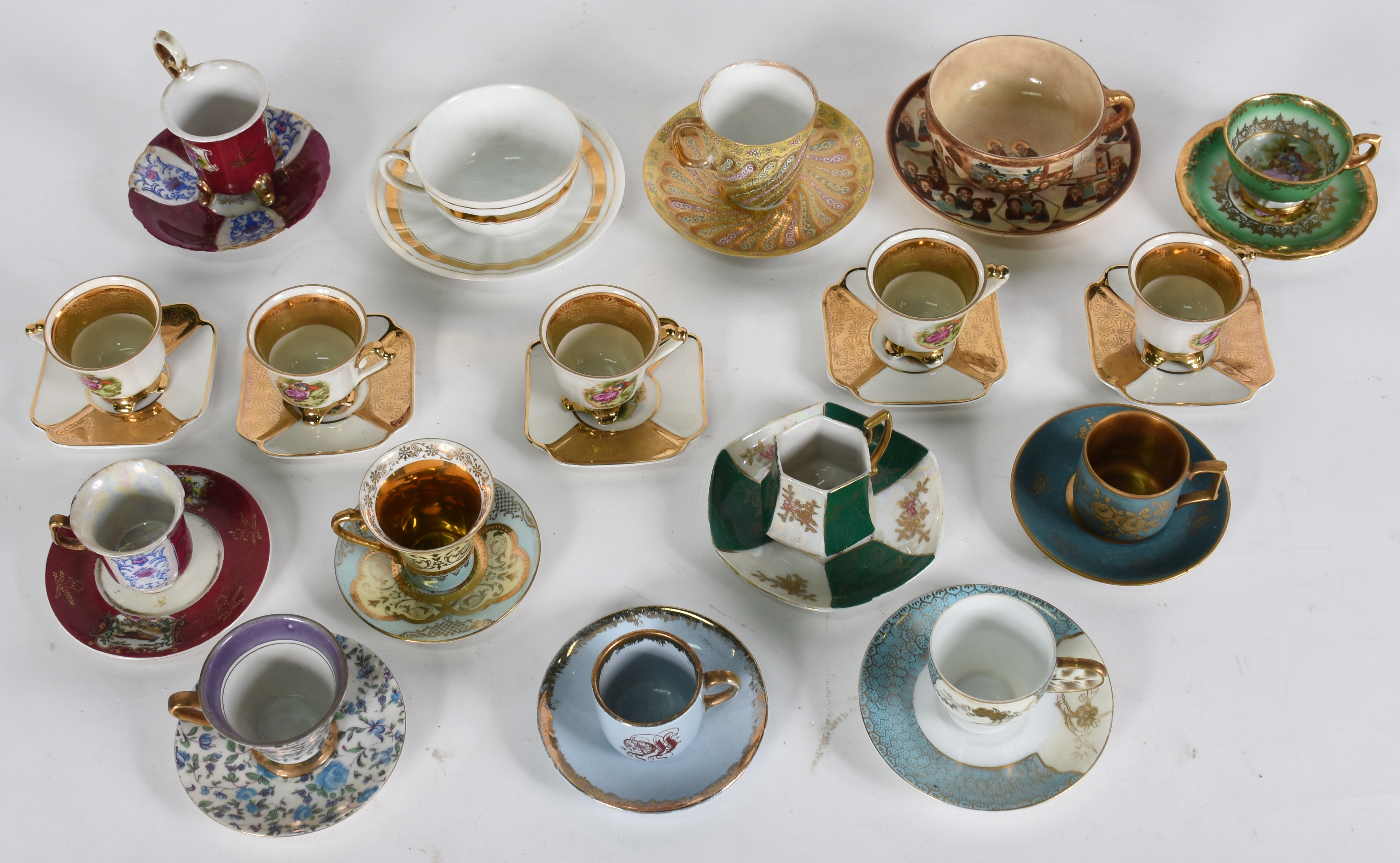 Dezessete xícaras de porcelana com pires , diversos modelos e... - foto 3 de 8