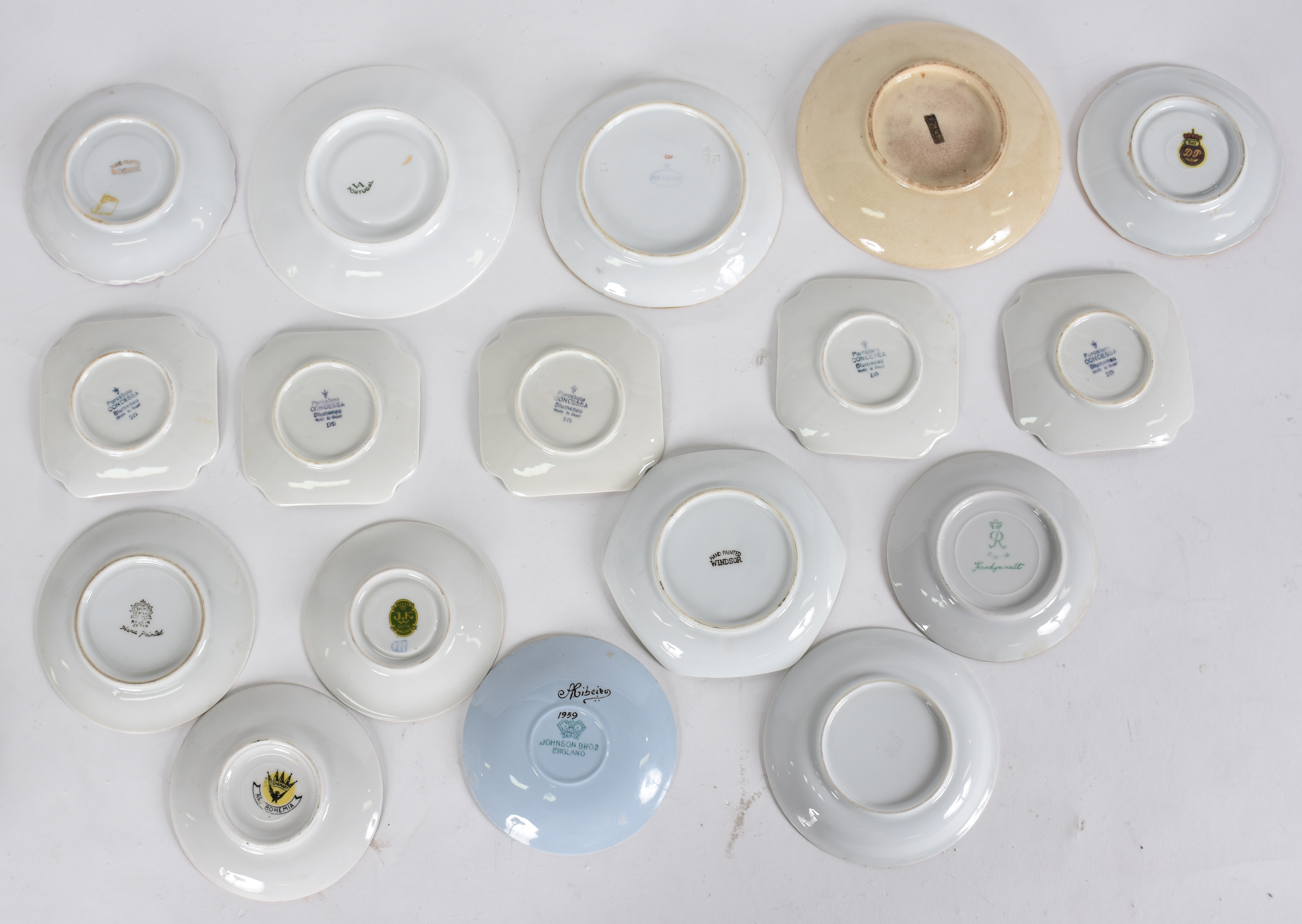 Dezessete xícaras de porcelana com pires , diversos modelos e... - foto 4 de 8