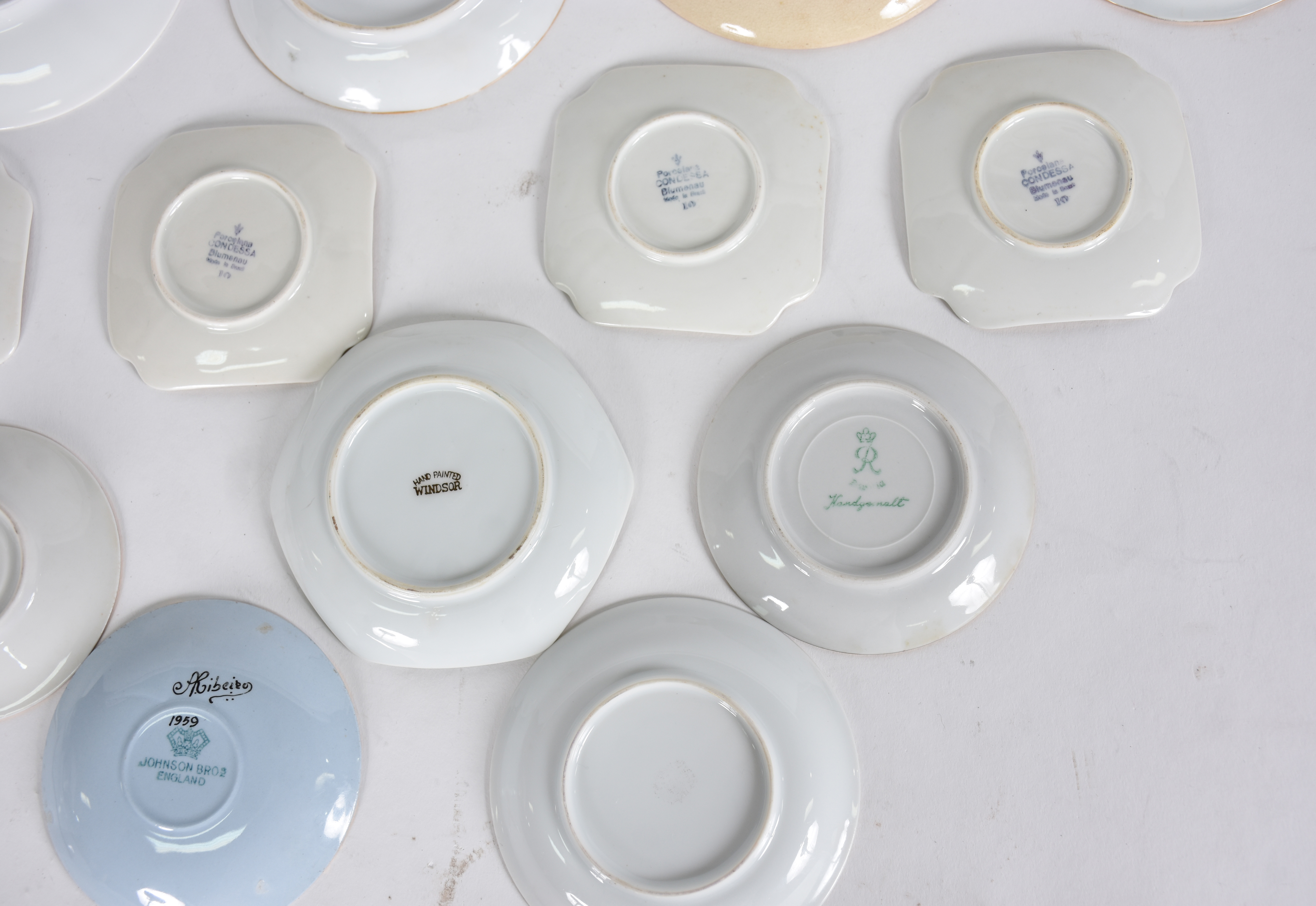 Dezessete xícaras de porcelana com pires , diversos modelos e... - foto 5 de 8