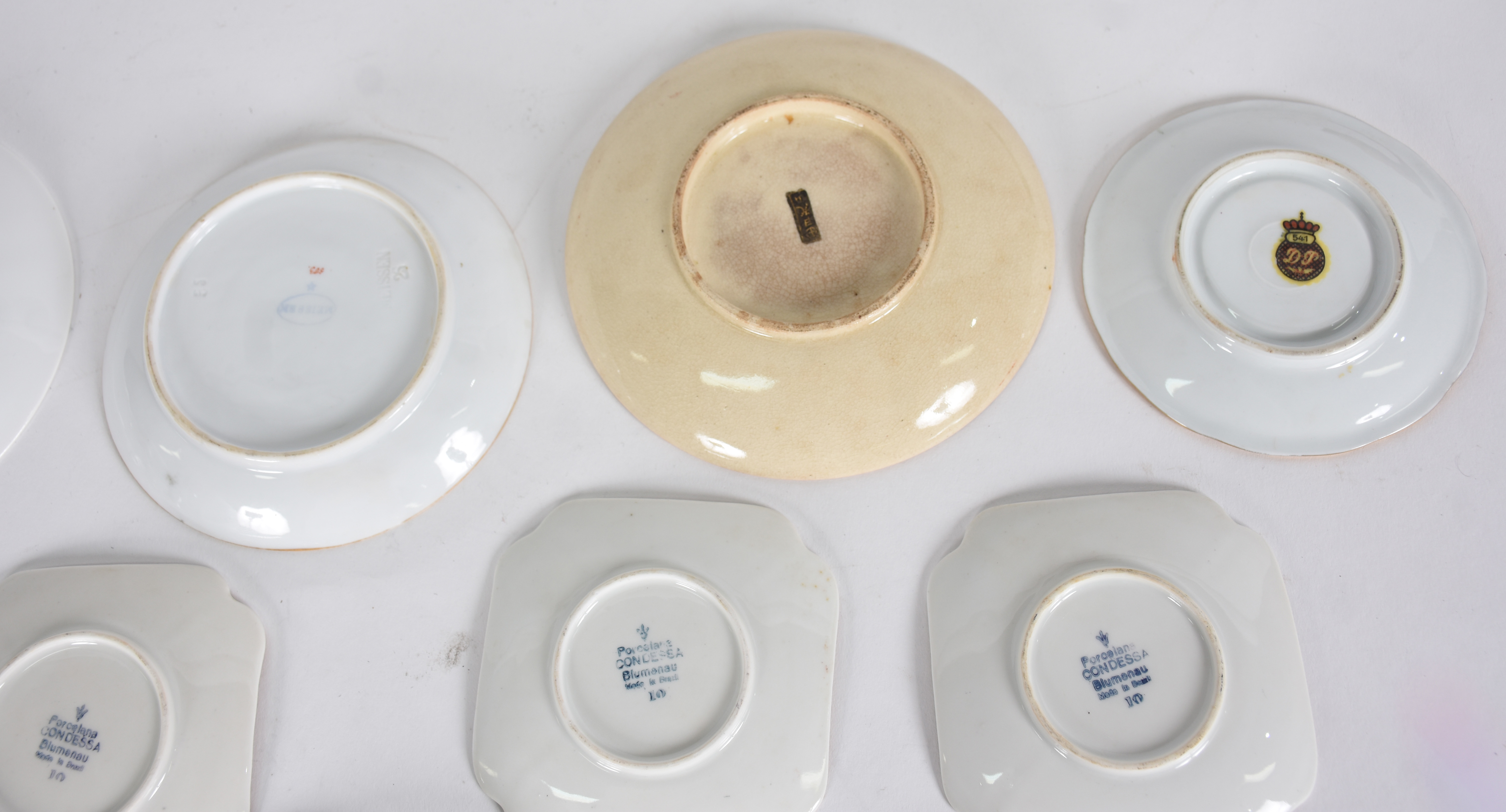 Dezessete xícaras de porcelana com pires , diversos modelos e... - foto 6 de 8