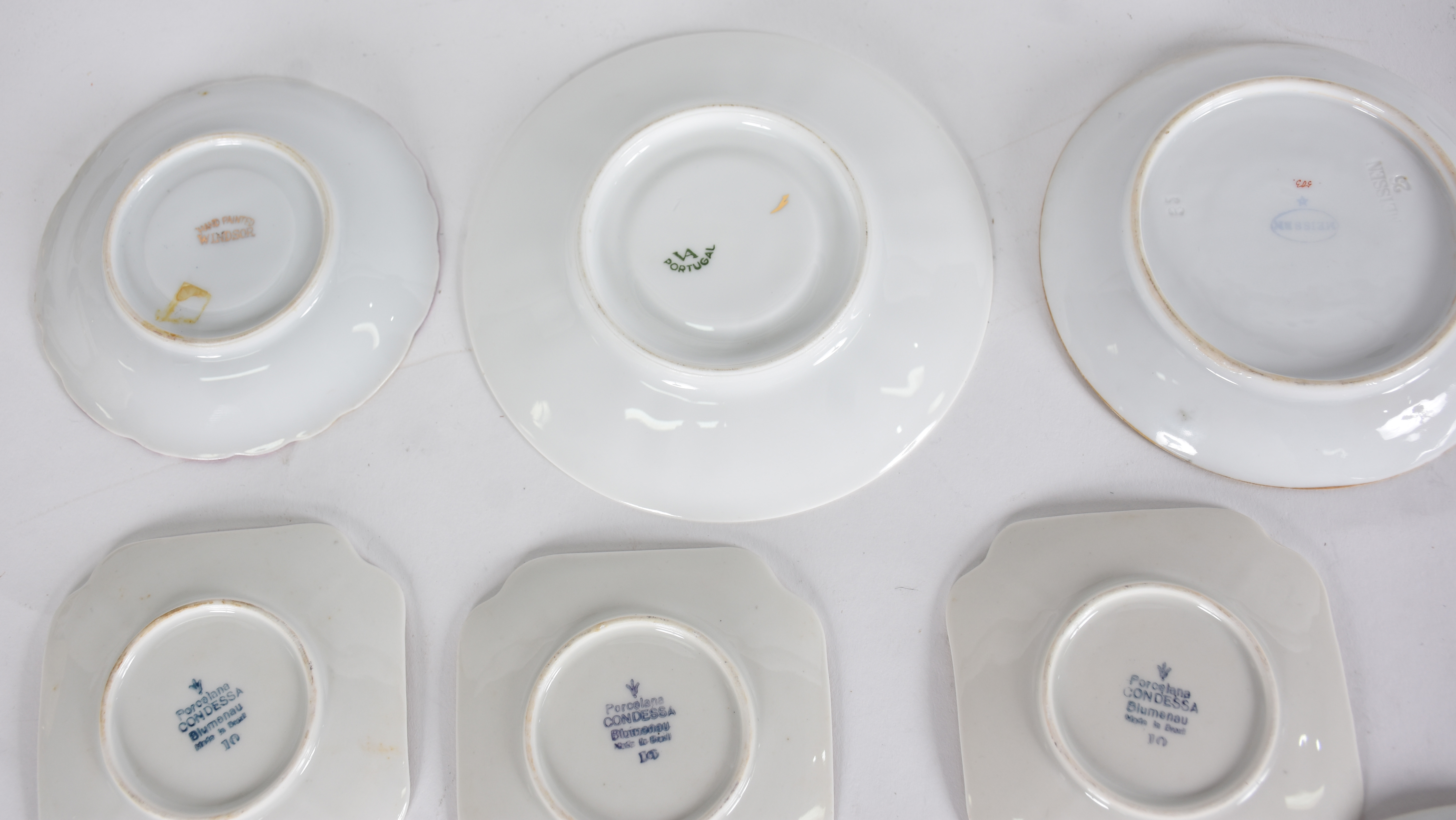 Dezessete xícaras de porcelana com pires , diversos modelos e... - foto 7 de 8