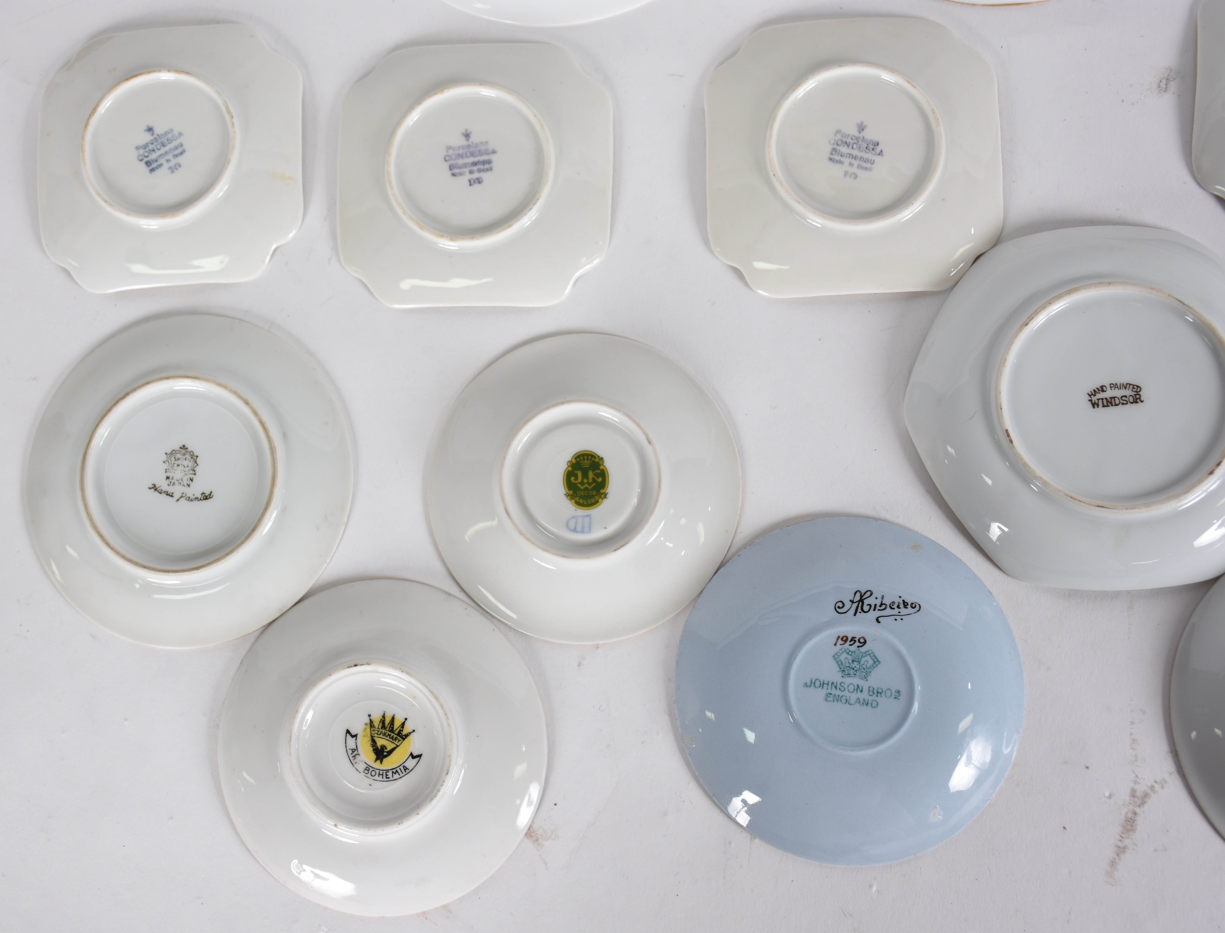 Dezessete xícaras de porcelana com pires , diversos modelos e... - foto 8 de 8