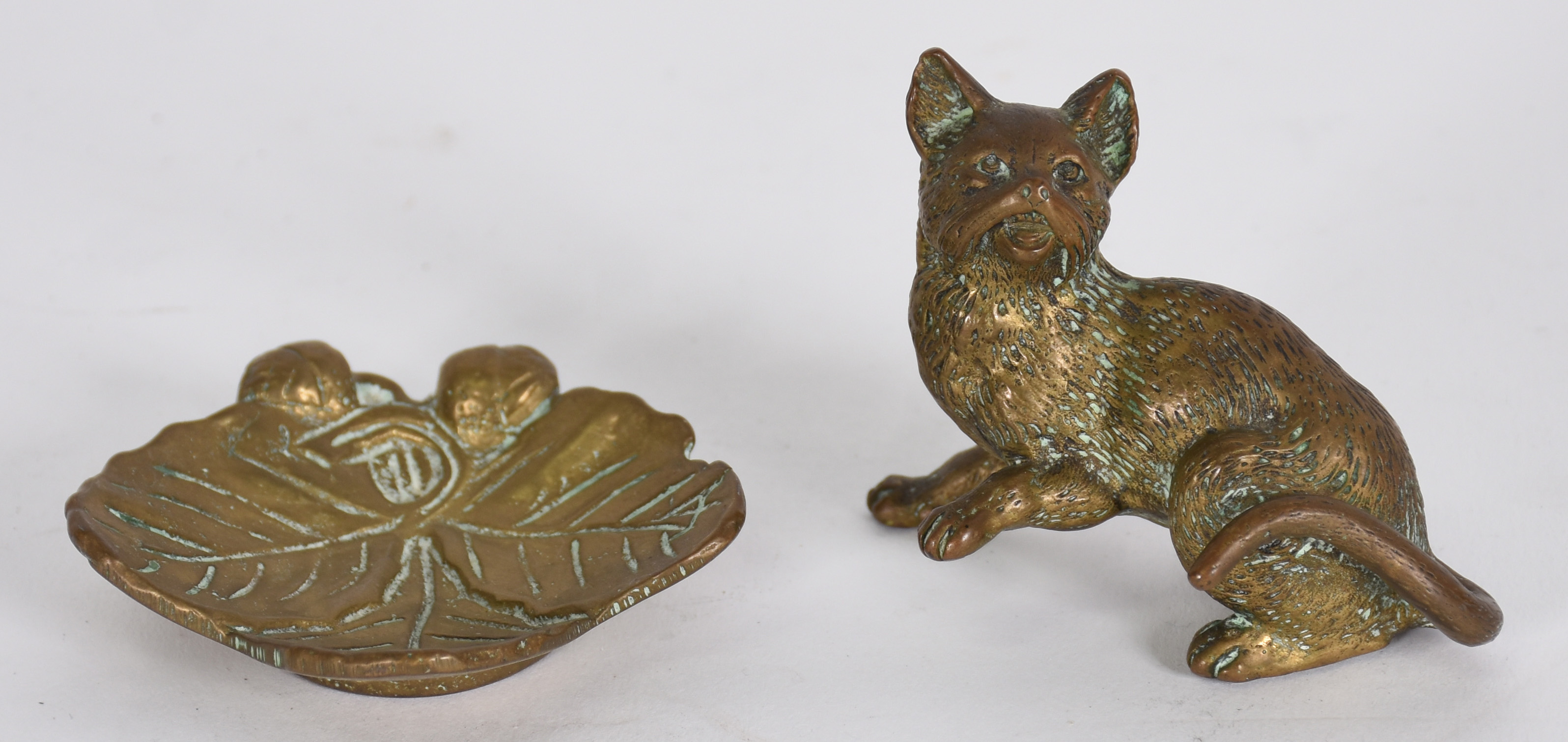Gatinho de bronze e folha. - foto 1 de 3