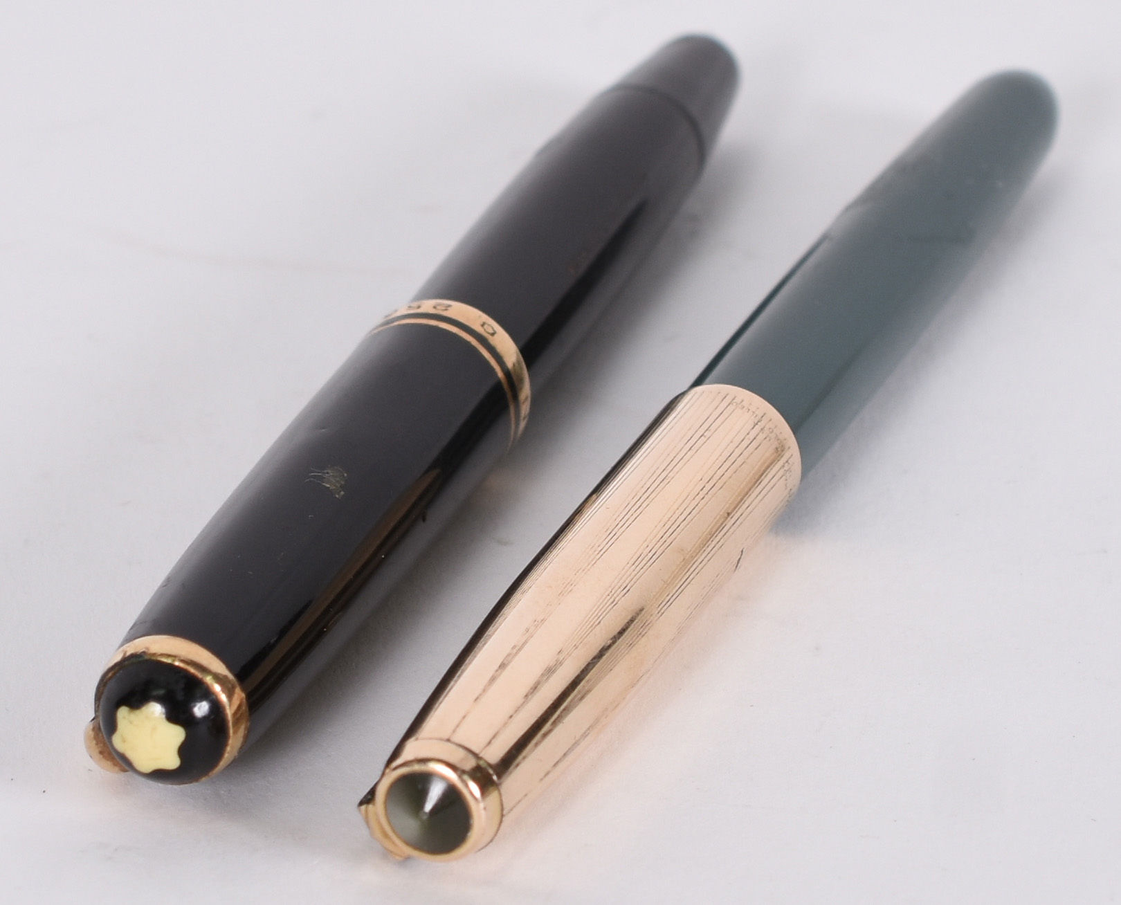 Duas antigas canetas, sendo uma tinteiro Montblanc (Importe... - foto 1 de 7