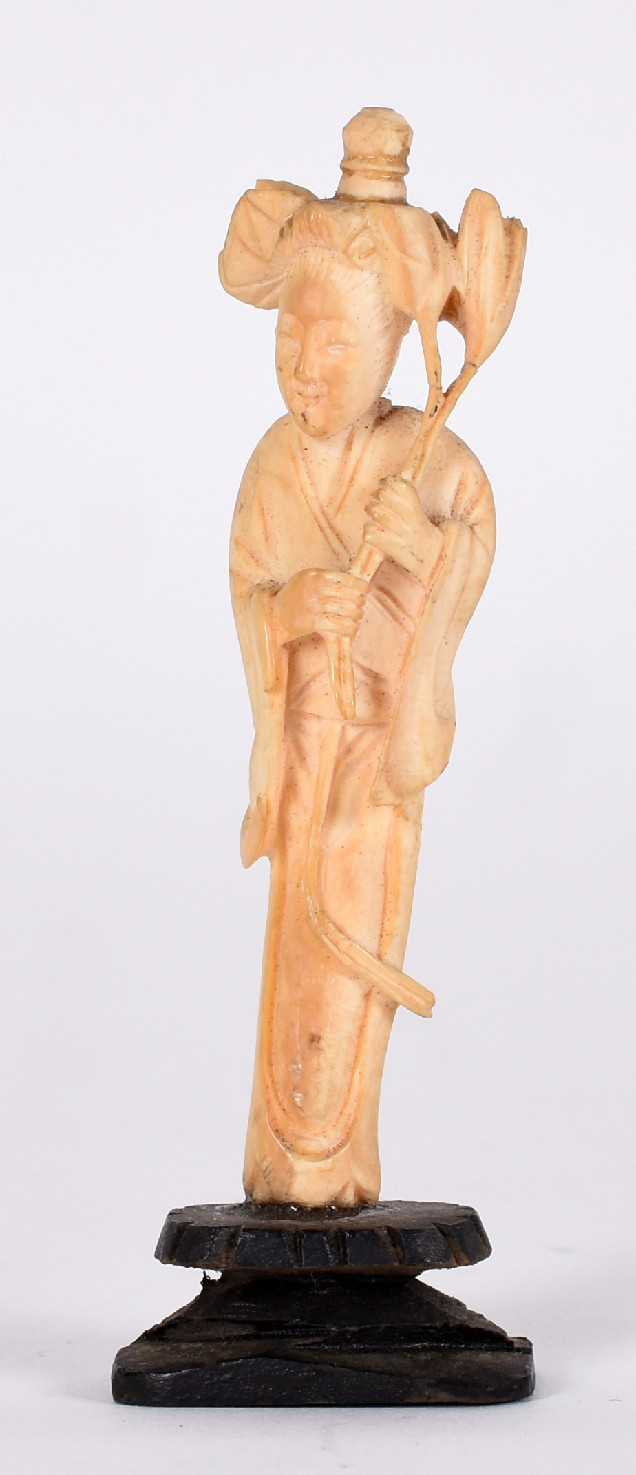 Estatueta de marfim representando gueixa. - foto 1 de 3