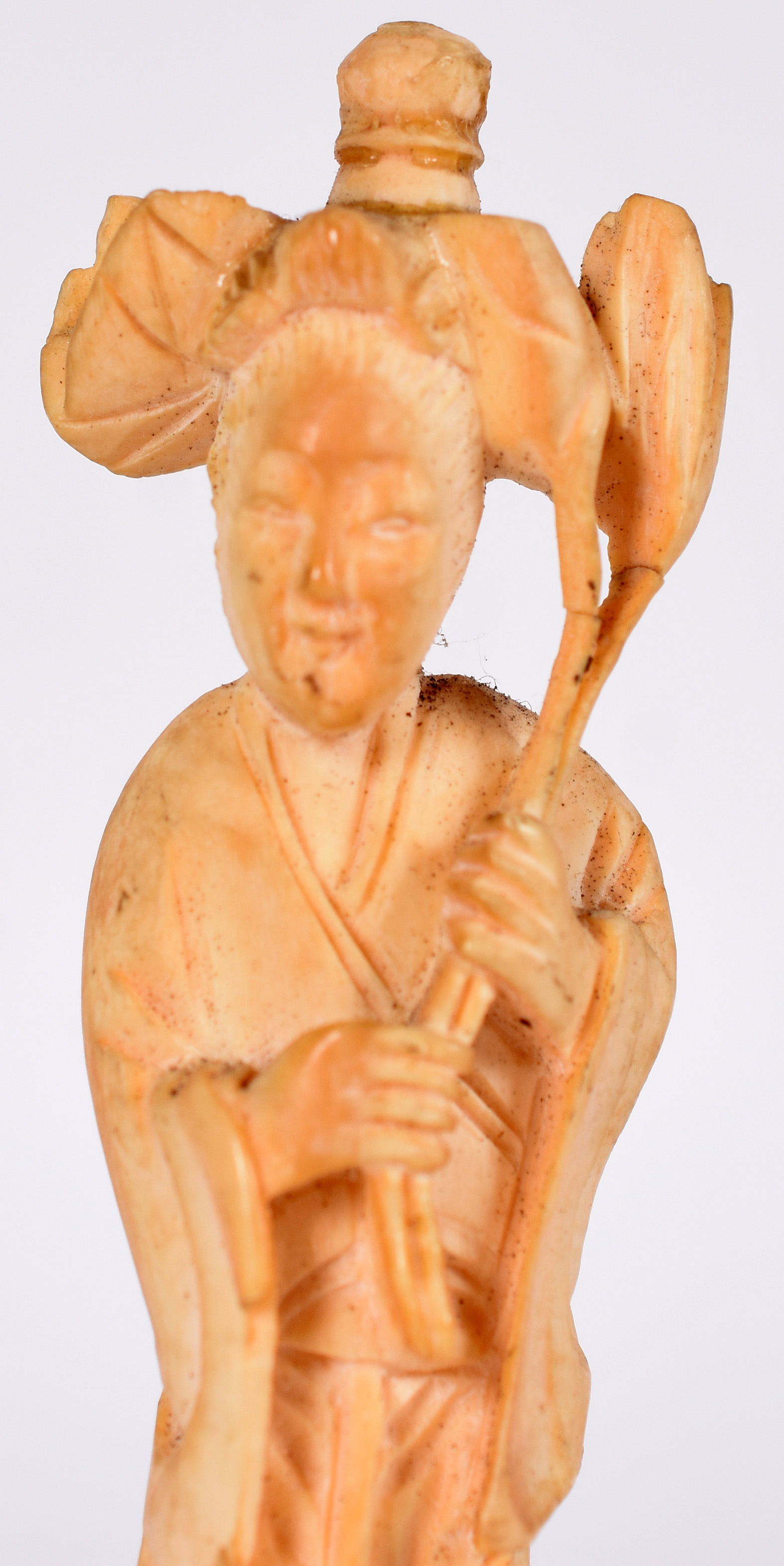 Estatueta de marfim representando gueixa. - foto 2 de 3