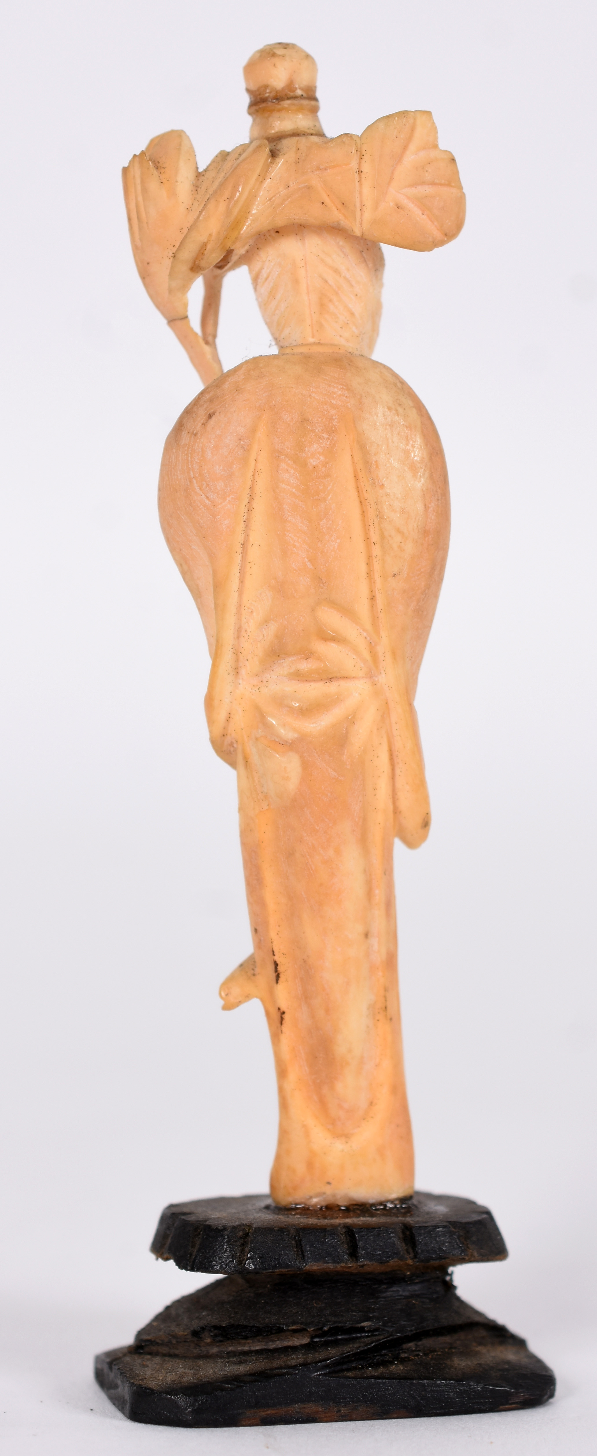 Estatueta de marfim representando gueixa. - foto 3 de 3