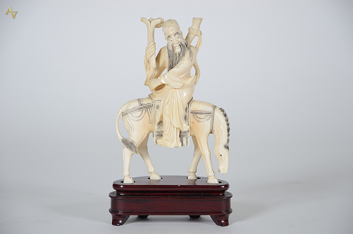 Estatueta em marfim representando um dos Oito Imortais. Altura total... - foto 1 de 2