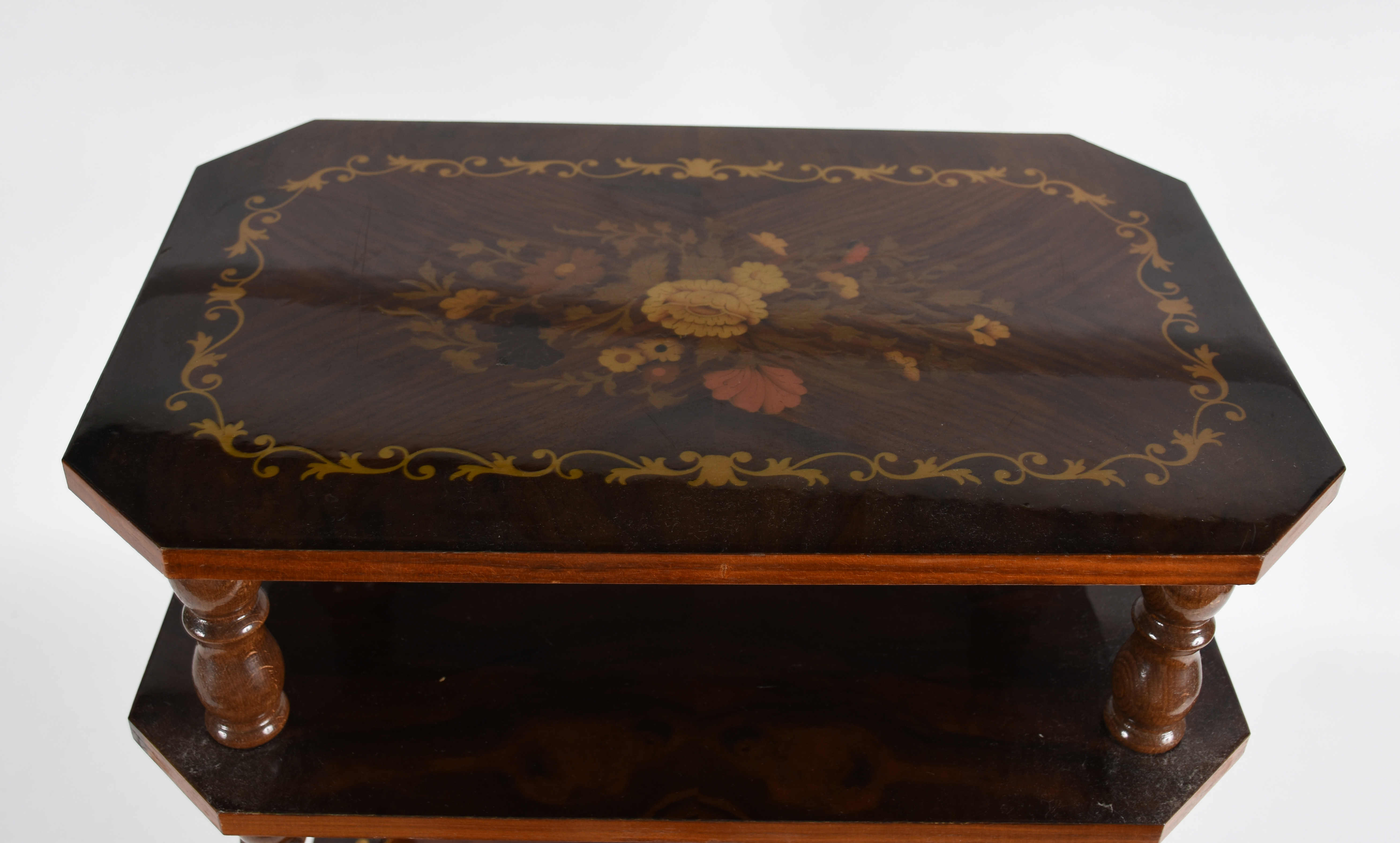 Mesa auxiliar com tres platôs trabalhados em marqueterie, pernas... - foto 3 de 3
