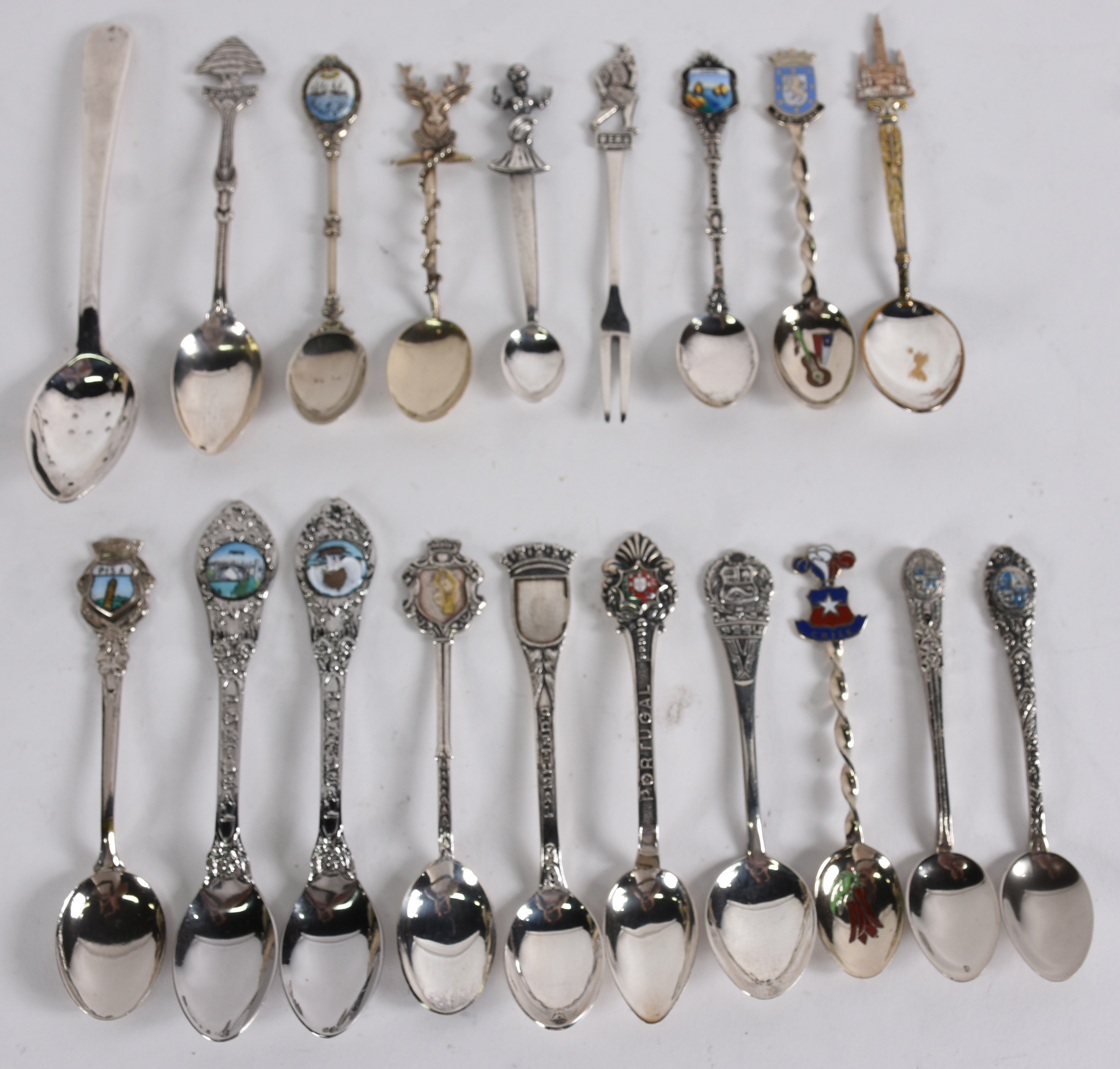 Diversas peças de metal, sendo 19 colherinhas de viagem e floreira... - foto 4 de 8