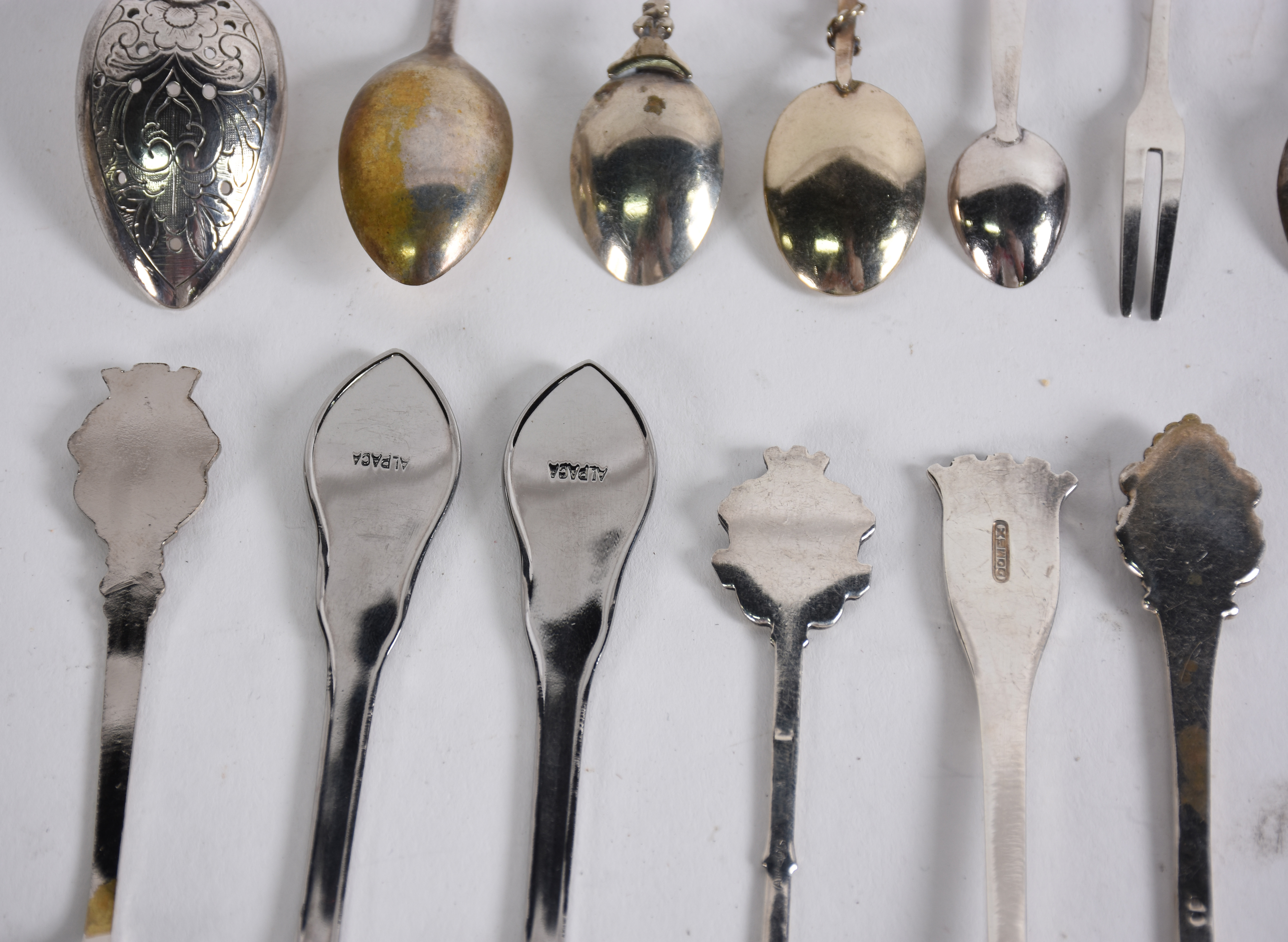 Diversas peças de metal, sendo 19 colherinhas de viagem e floreira... - foto 6 de 8