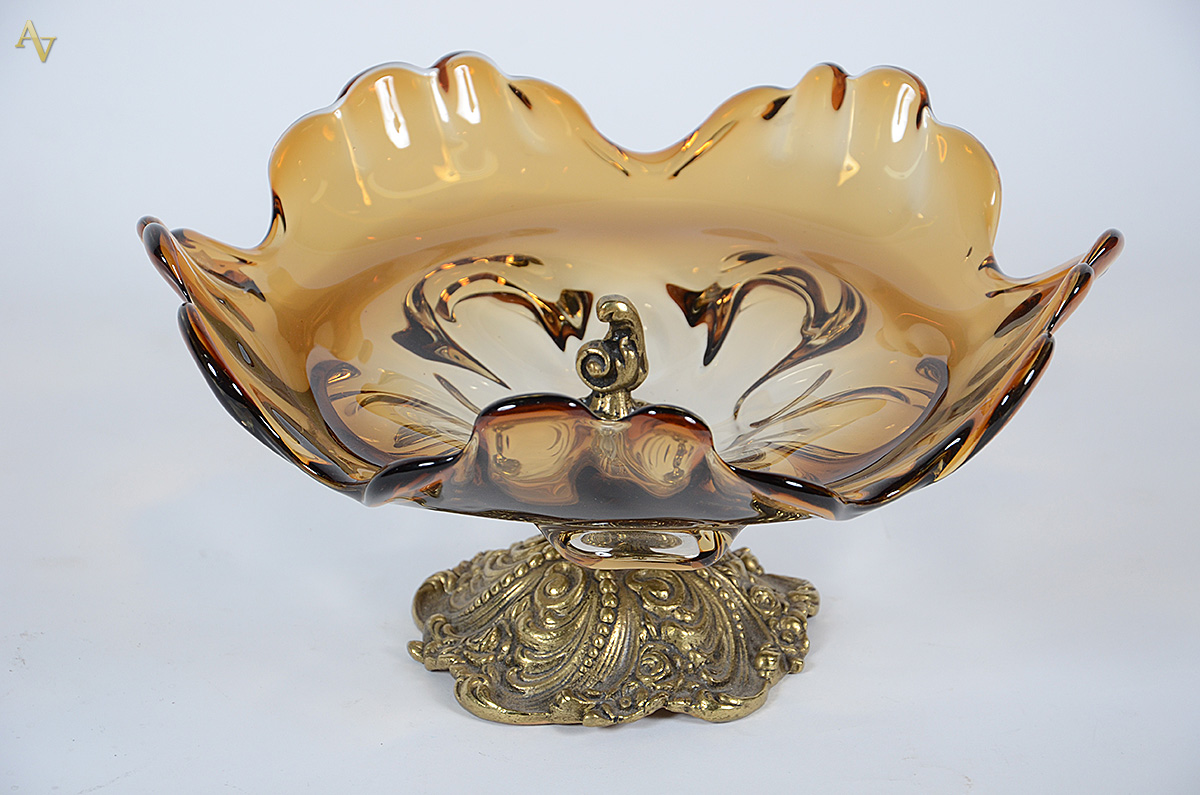 Fruteira de murano ambar com pé de bronze. Altura 18,5 cm e diâmetro...