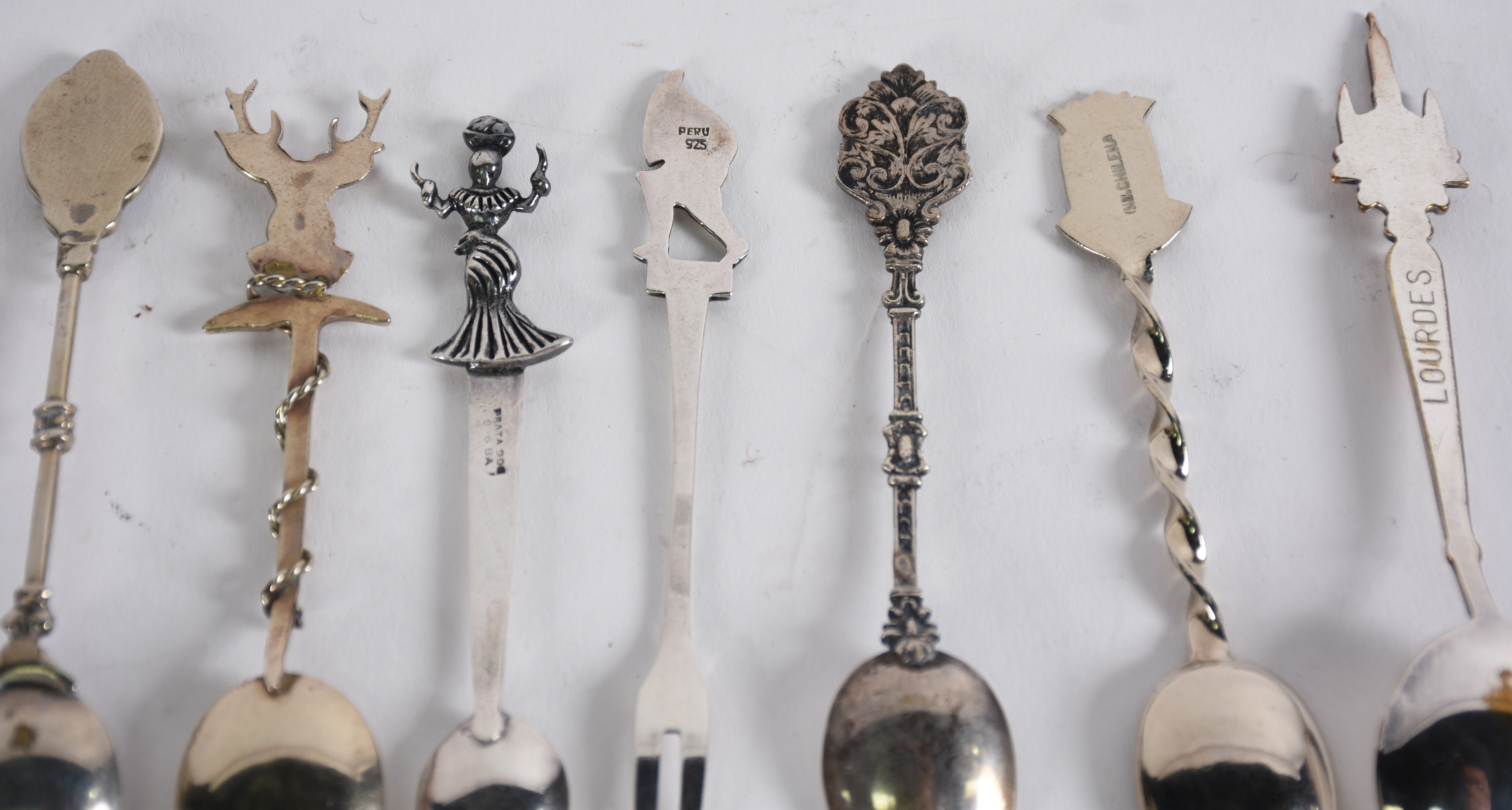 Diversas peças de metal, sendo 19 colherinhas de viagem e floreira... - foto 8 de 8